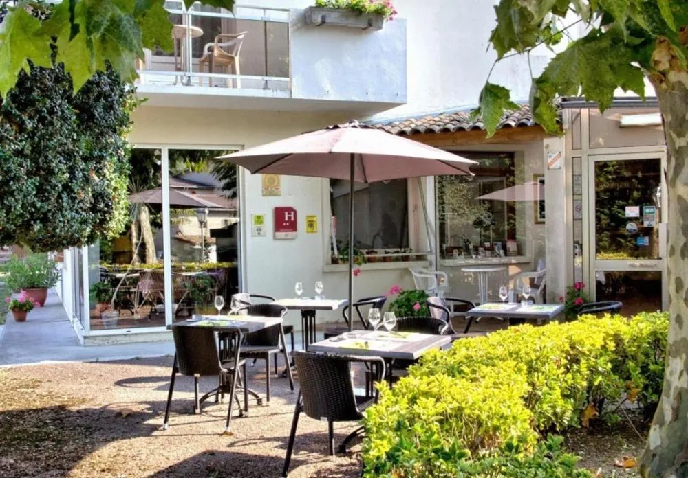 Property building in Hôtel Restaurant Platanes - KB HOTEL GROUP