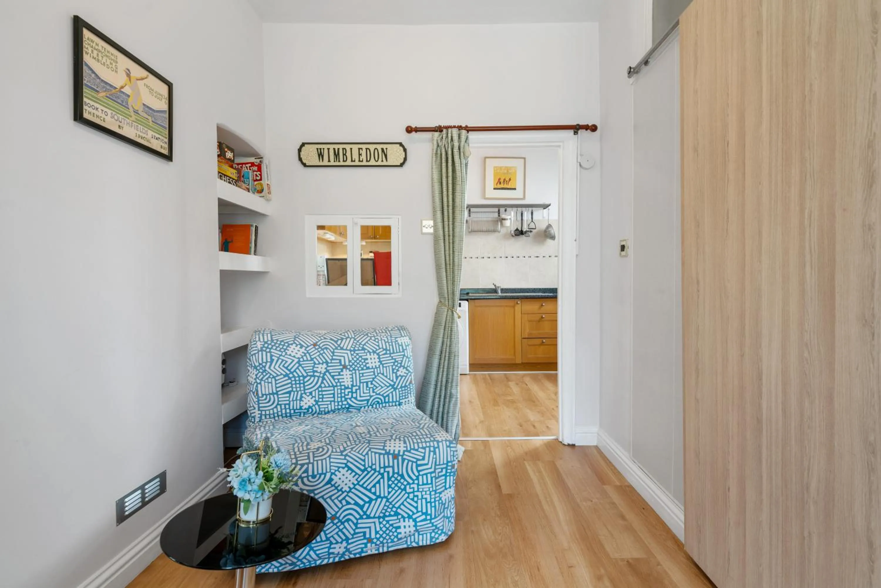 Seating area in Lovely garden apartment in Wimbledon Town Centre with private parking by Wimbledon Holiday Lets