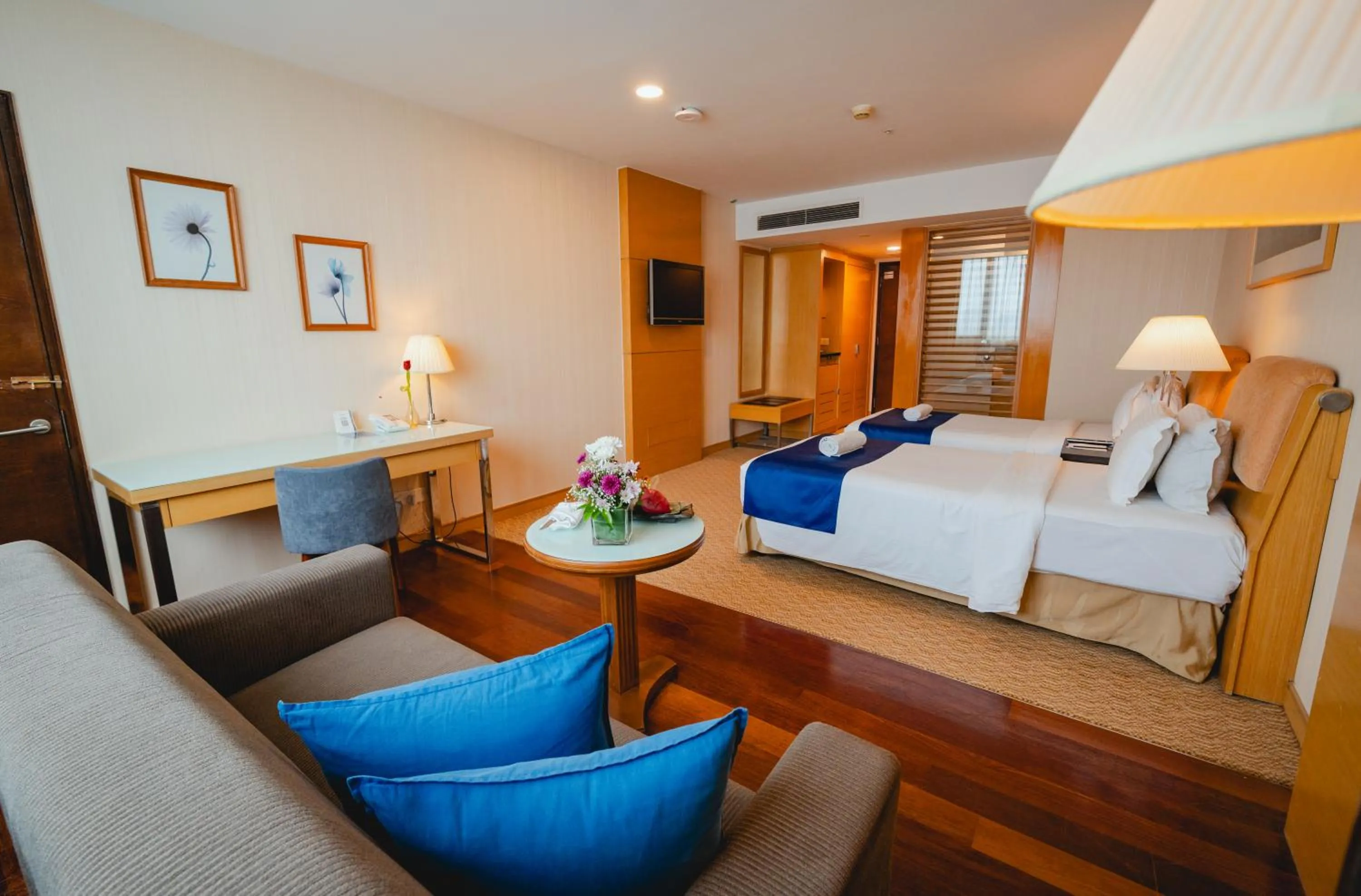 Photo of the whole room, Bed in Royale Chulan The Curve