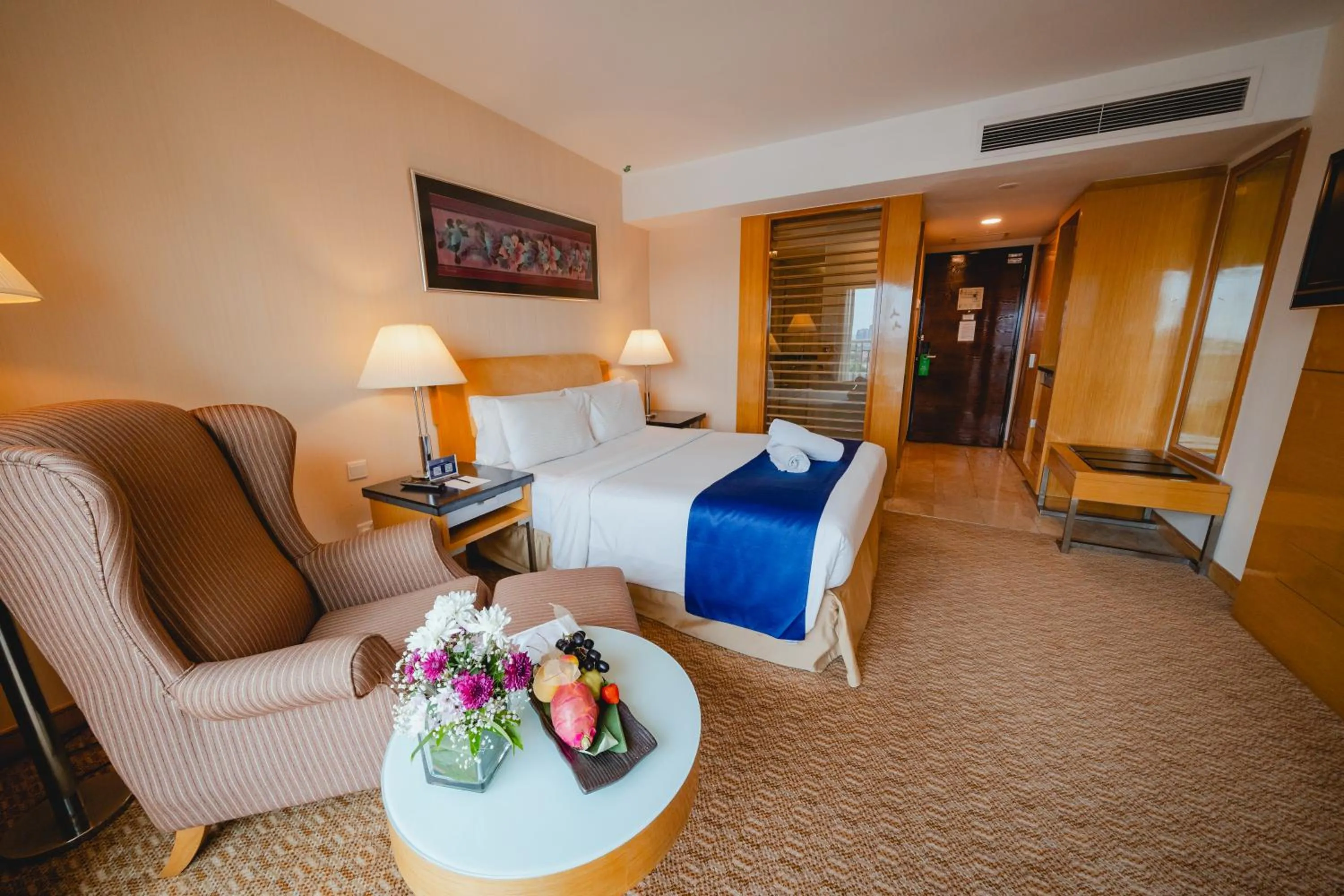 Bedroom, Bed in Royale Chulan The Curve