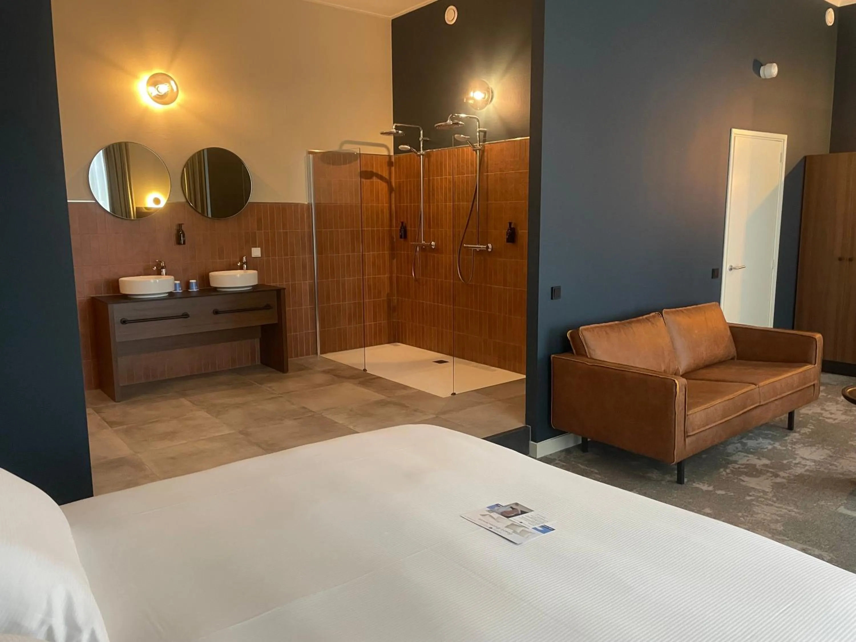 Photo of the whole room, Bed in Fletcher Hotel Paleis Stadhouderlijk Hof