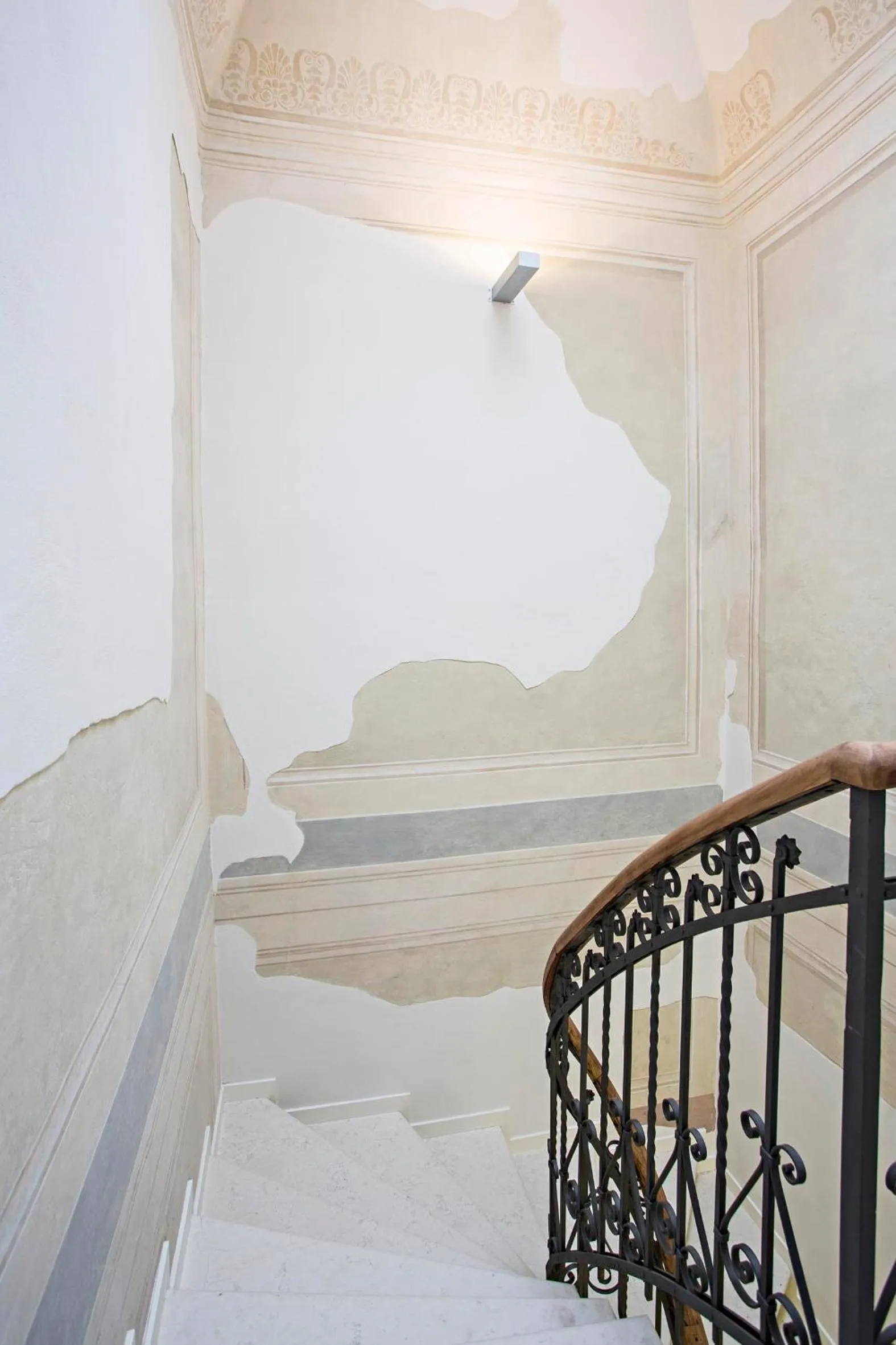 Decorative detail in Borgoleoni 18 - Room and Breakfast