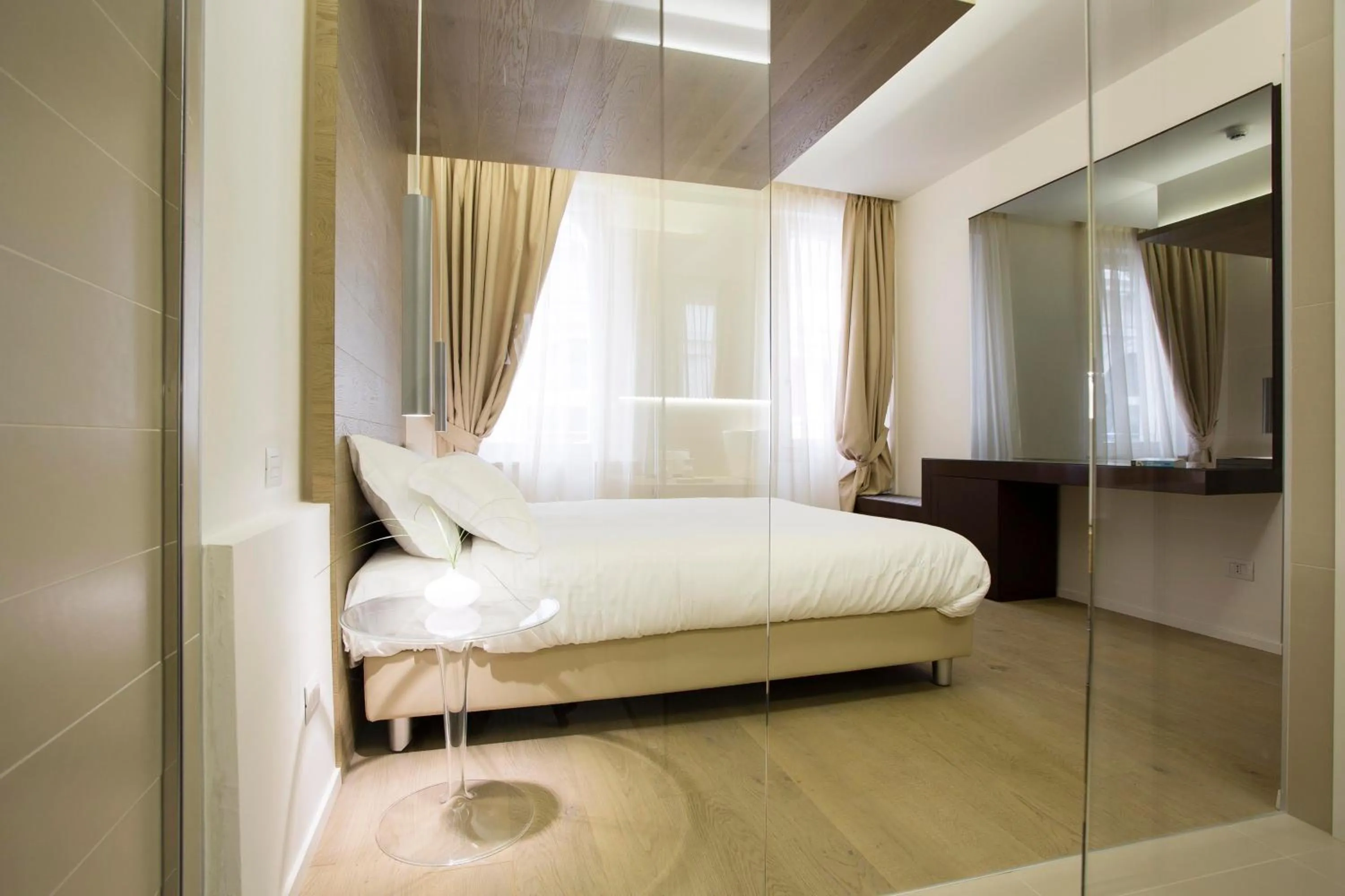 Shower, Bed in Borgoleoni 18 - Room and Breakfast