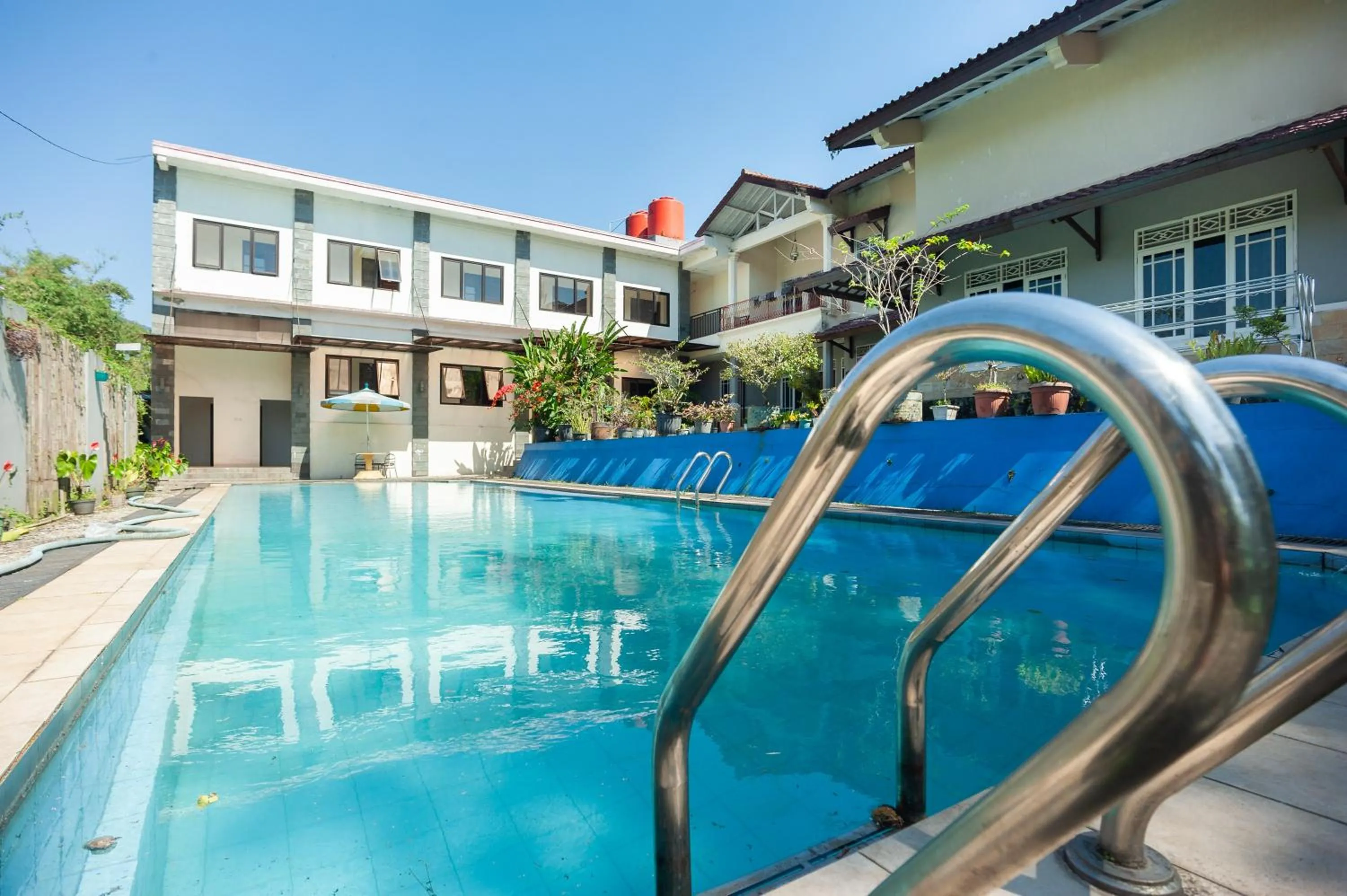 Swimming pool in Urbanview Hotel Syariah Villa SM Cisarua Puncak by RedDoorz