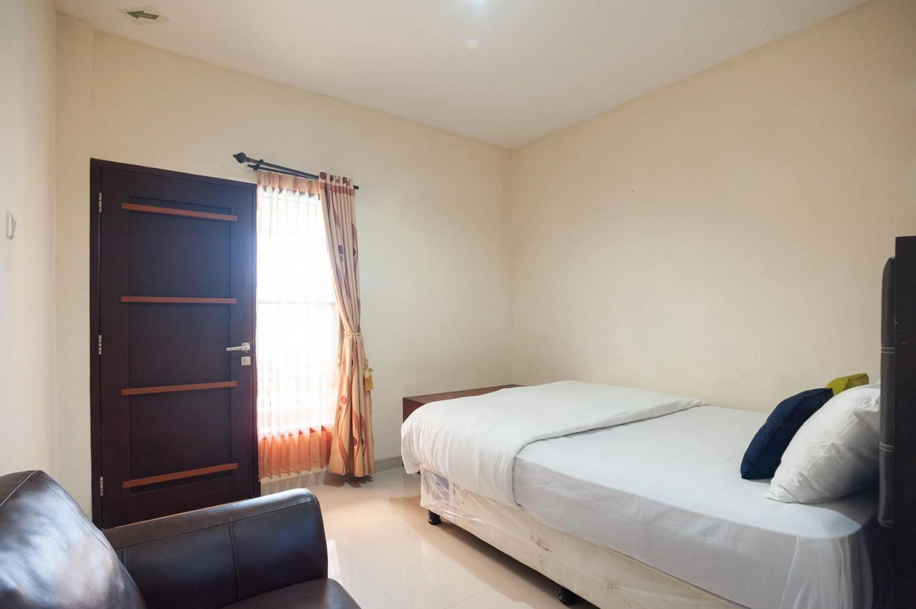 Bed in Urbanview Hotel Syariah Villa SM Cisarua Puncak by RedDoorz