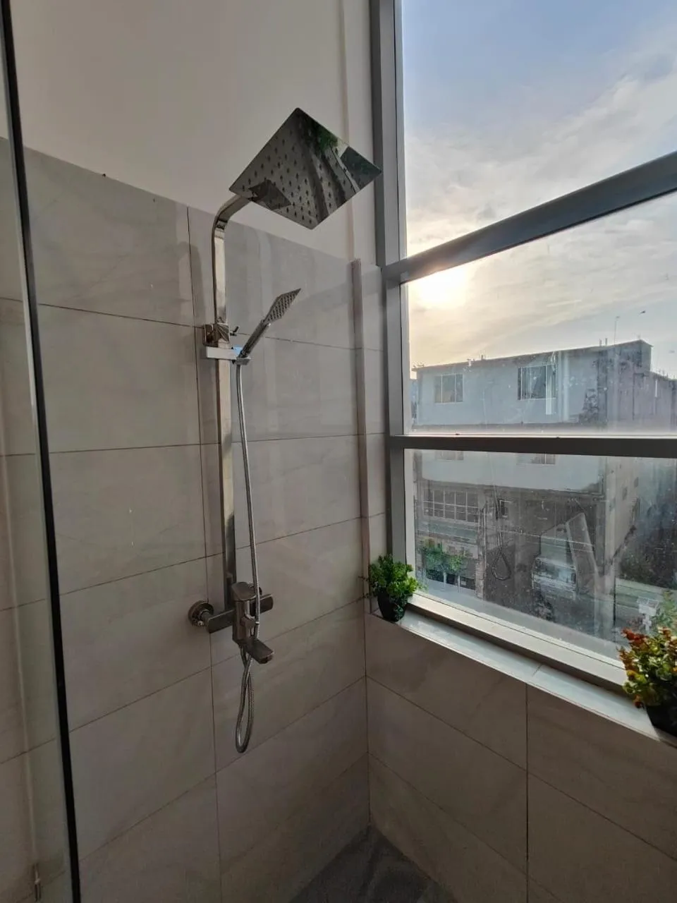 Shower in The Kings Colombo