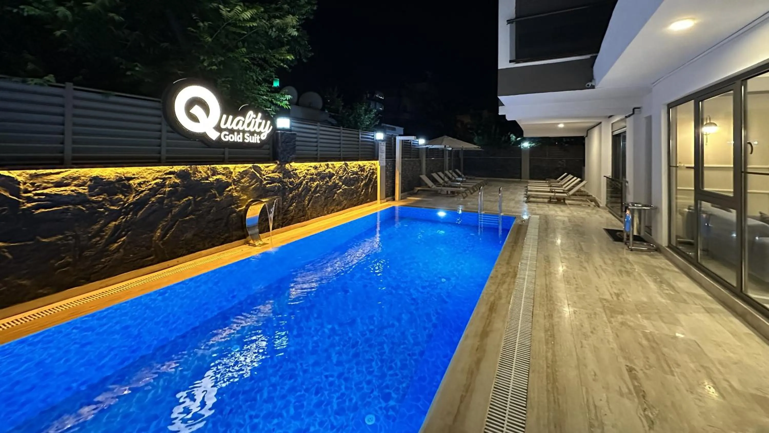 Swimming pool in Quality Gold Suite Hotel