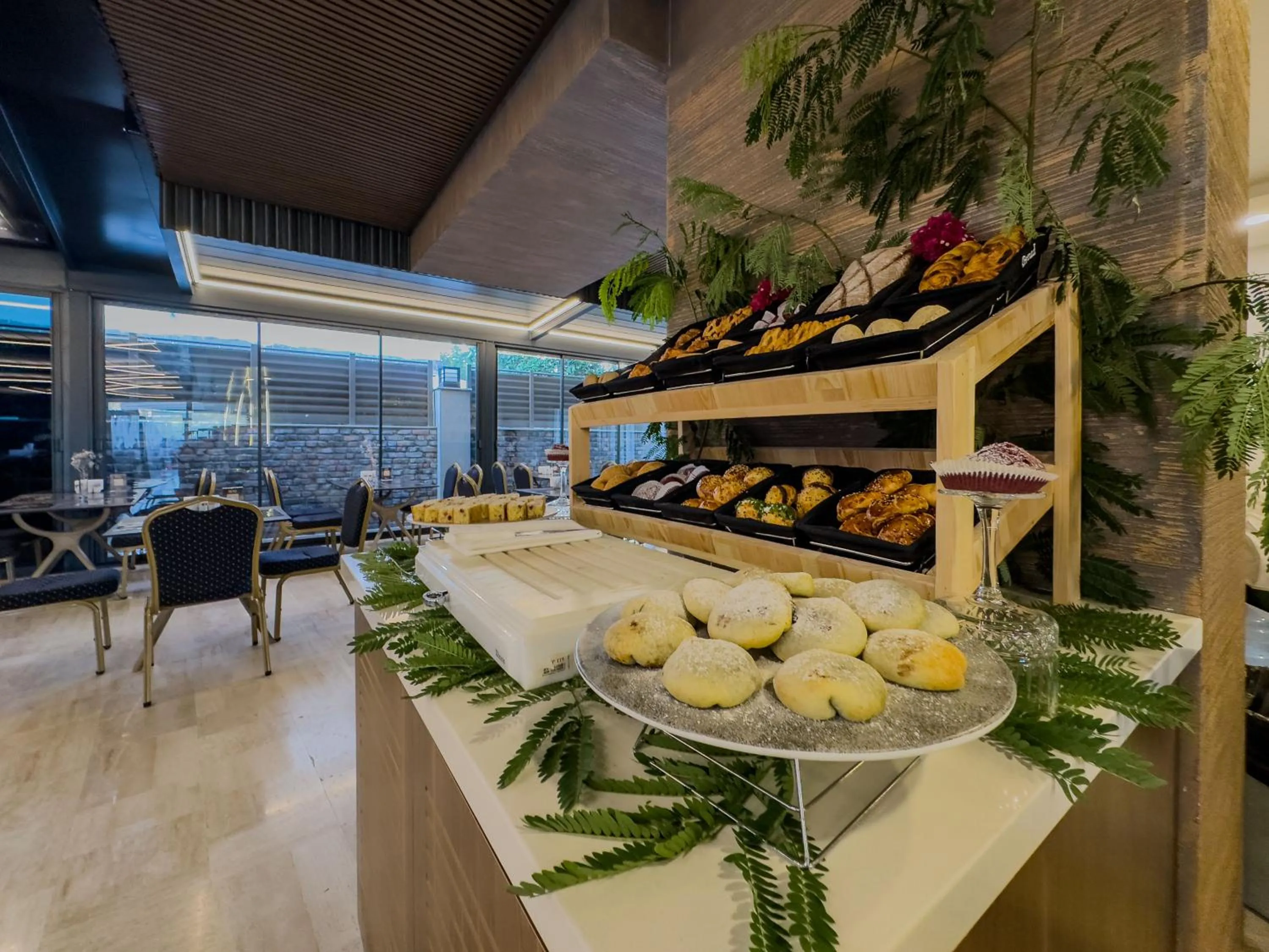 Restaurant/places to eat in Quality Gold Suite Hotel