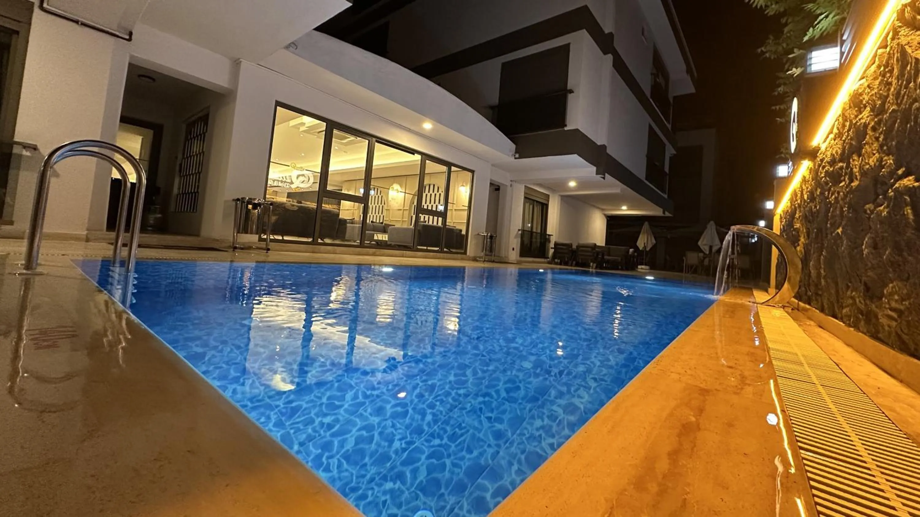 Restaurant/places to eat in Quality Gold Suite Hotel