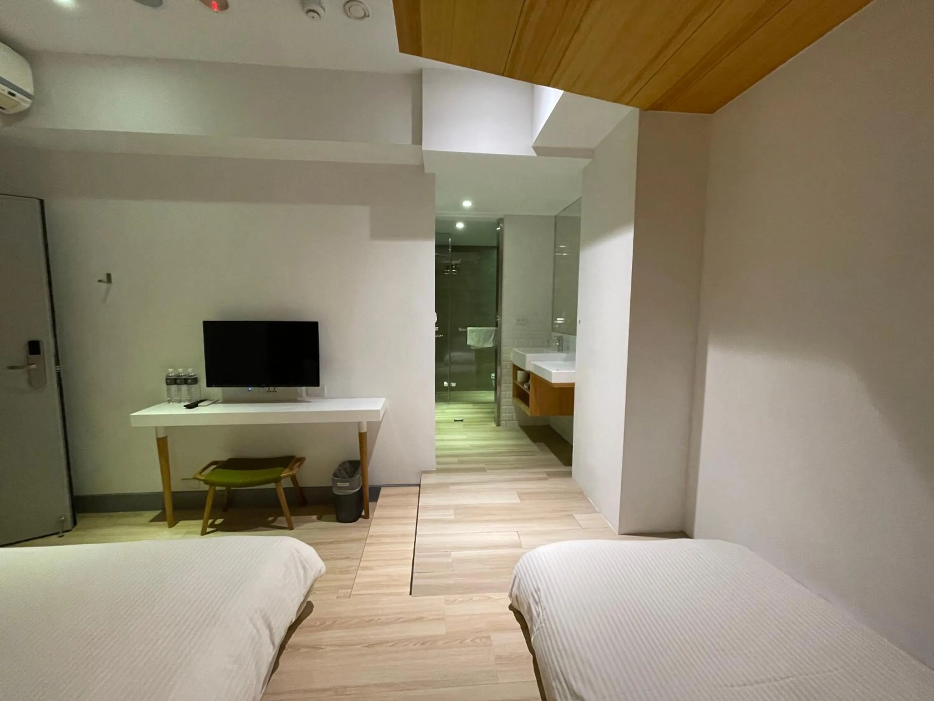 Photo of the whole room, Bed in MEANDER Taipei