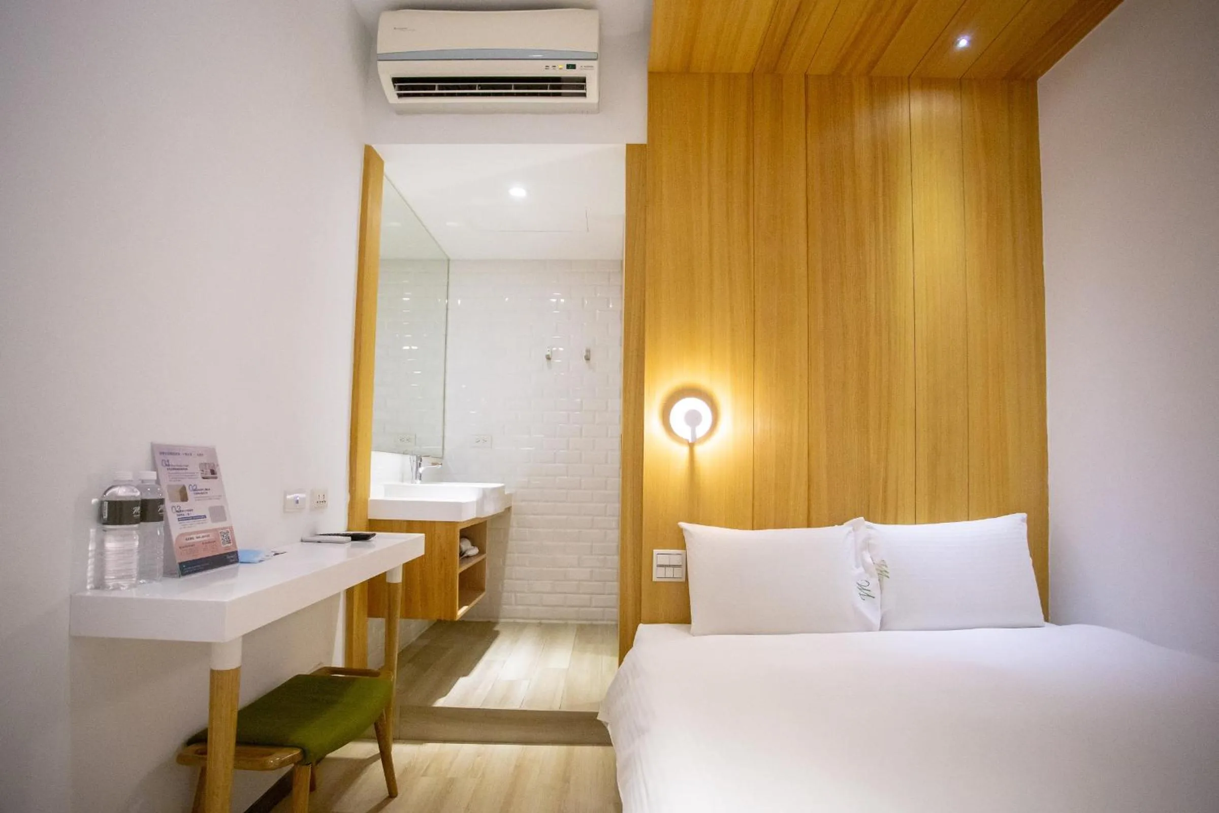 Photo of the whole room, Bed in MEANDER Taipei