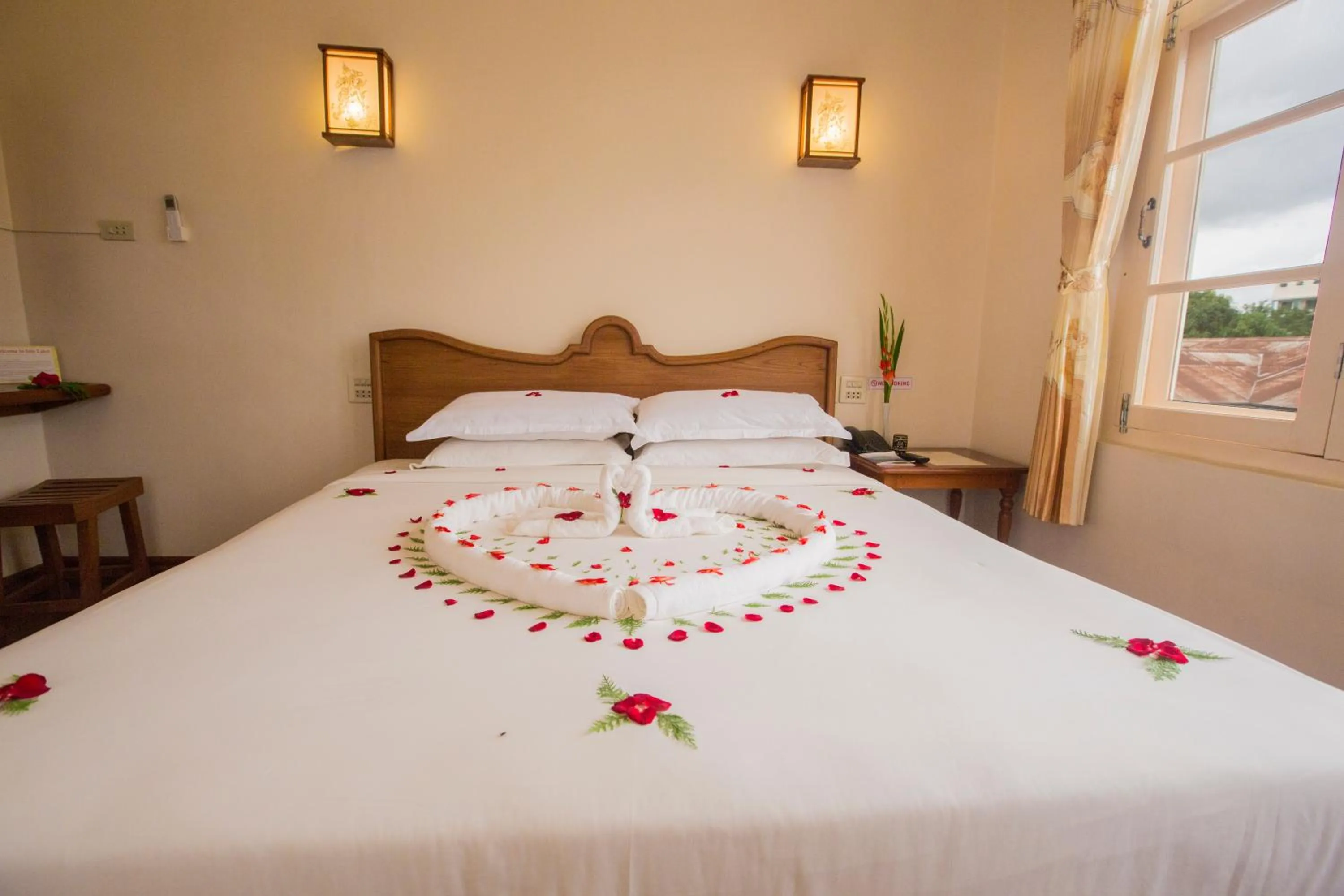 Bed in Inle Apex Hotel