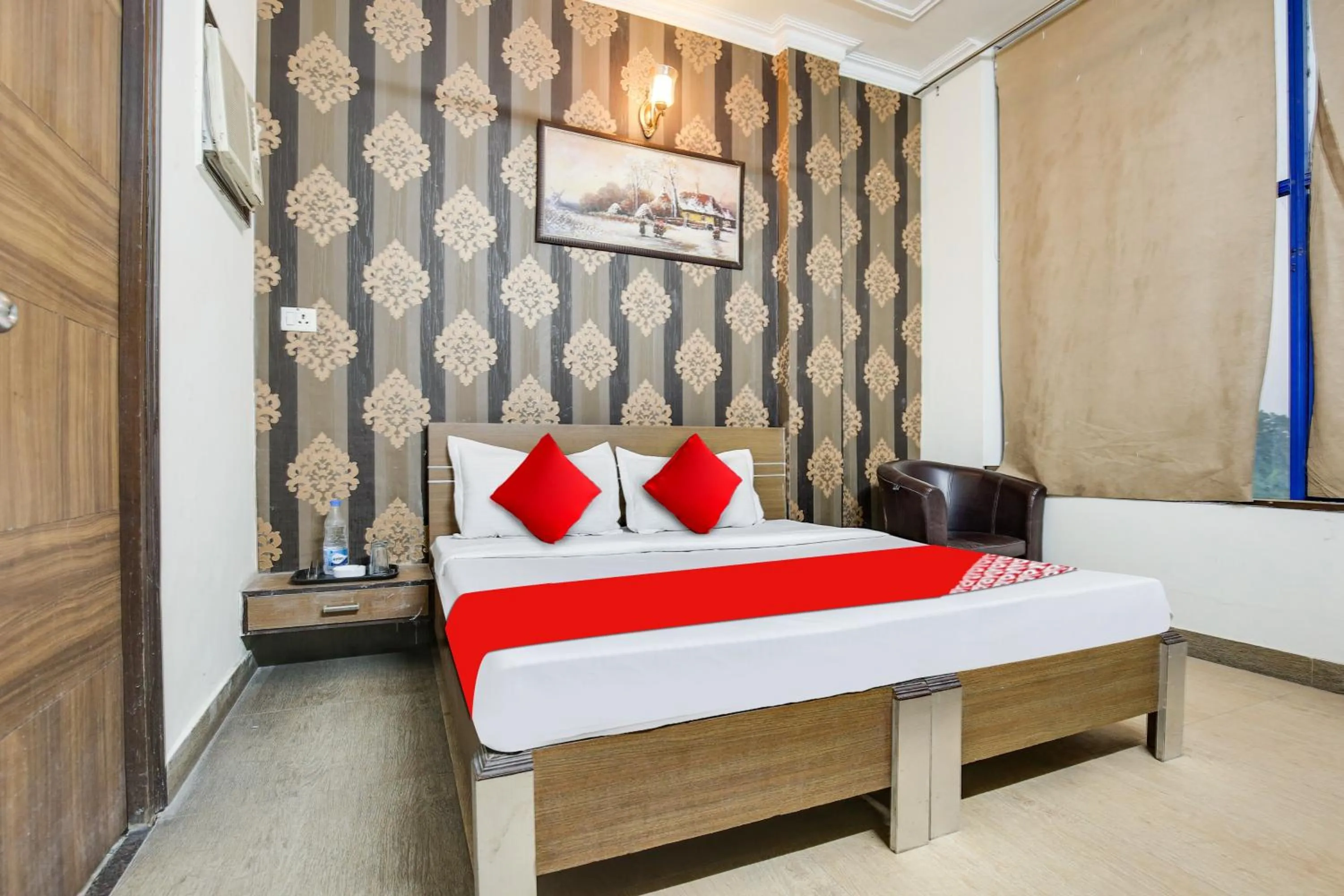 Facade/entrance, Bed in Hotel O Inder Inn