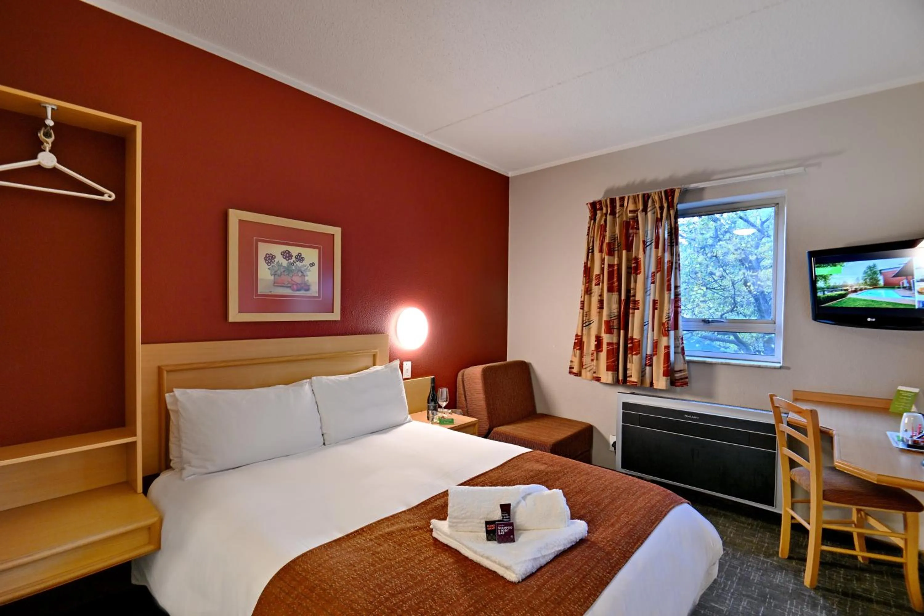 Bed in Road Lodge JNB Airport