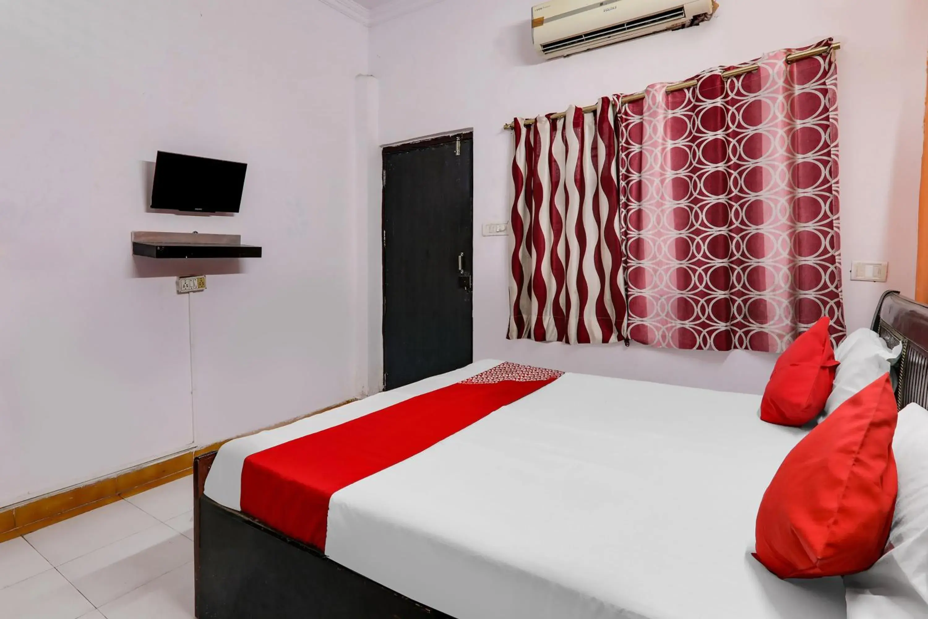 Classic Triple Room - single occupancy in Hotel O by OYO Alpine Home Classic Triple Room - single occupancy in Hotel O by OYO Alpine Home