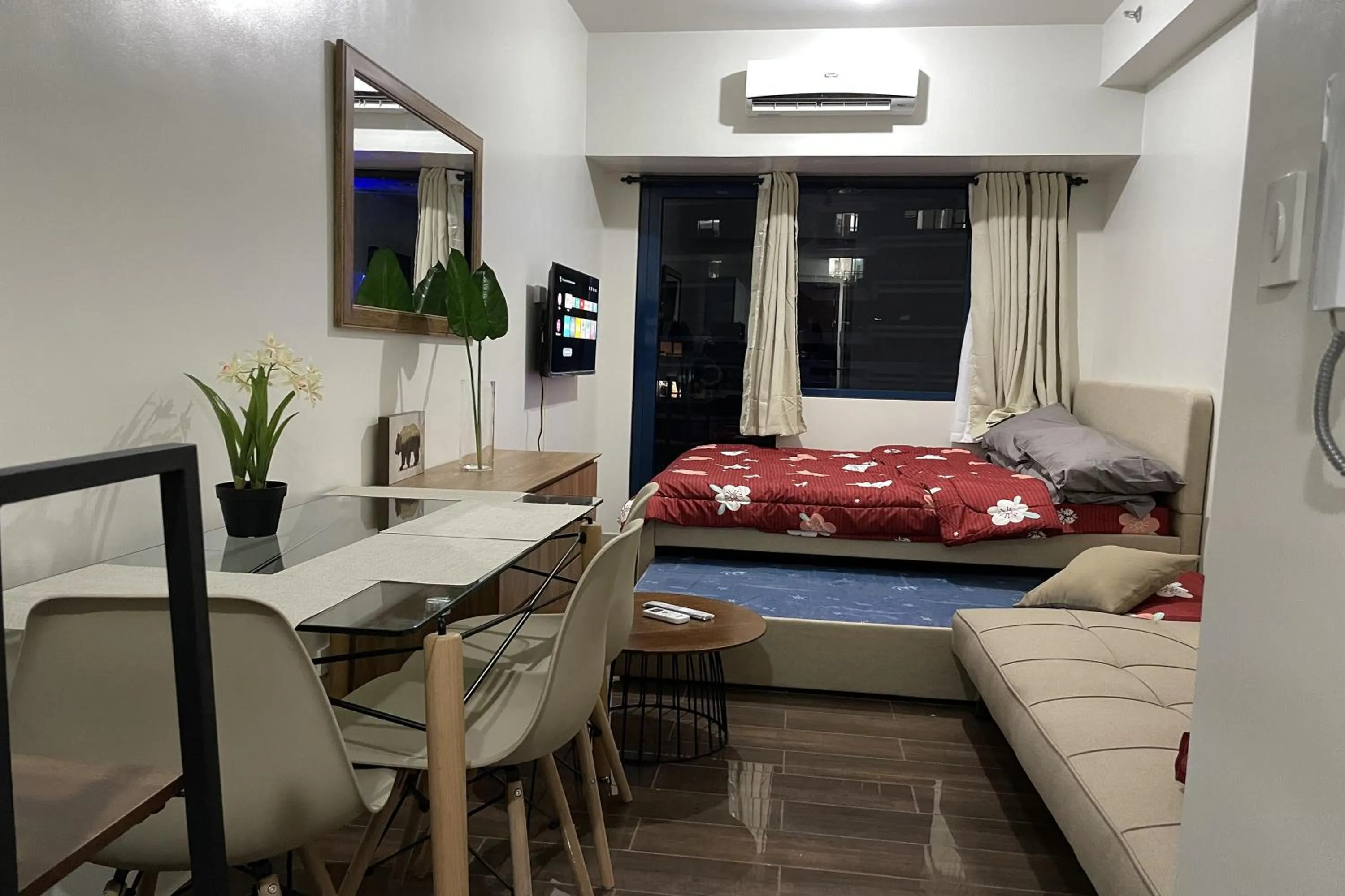 Photo of the whole room, Bed in Luxury Air Residences By Makati