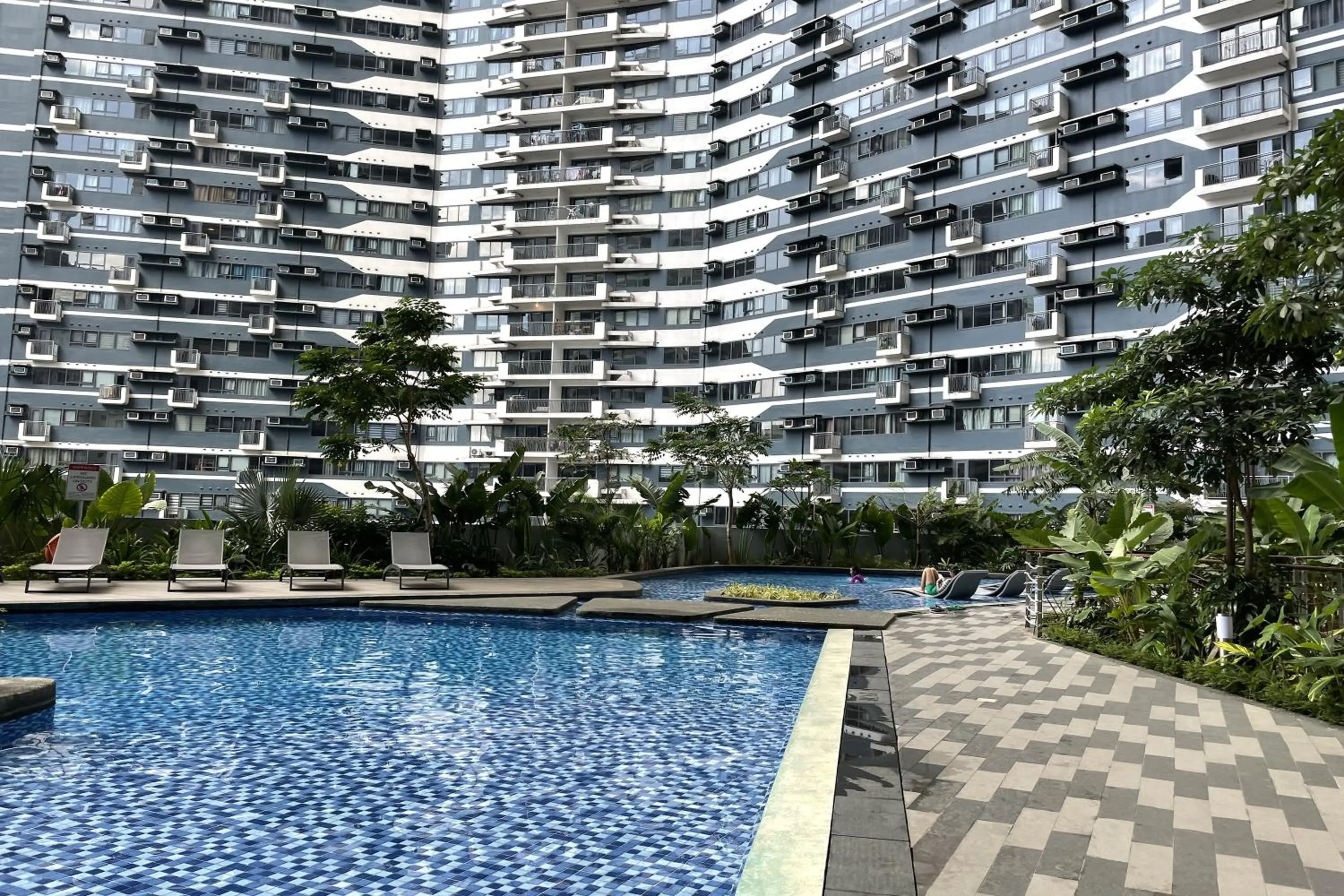Swimming pool in Luxury Air Residences By Makati