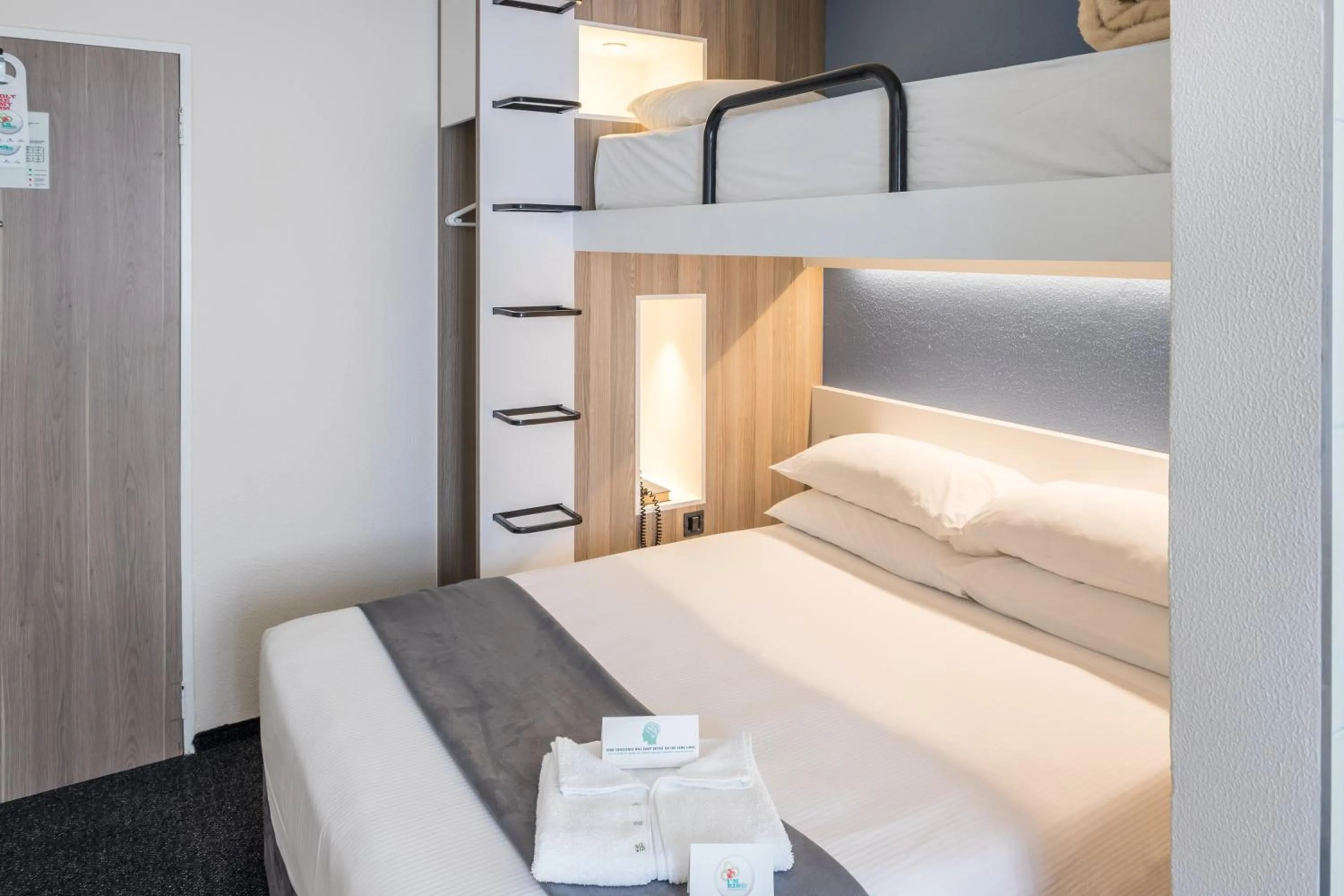 Shower, Bed in Road Lodge Isando