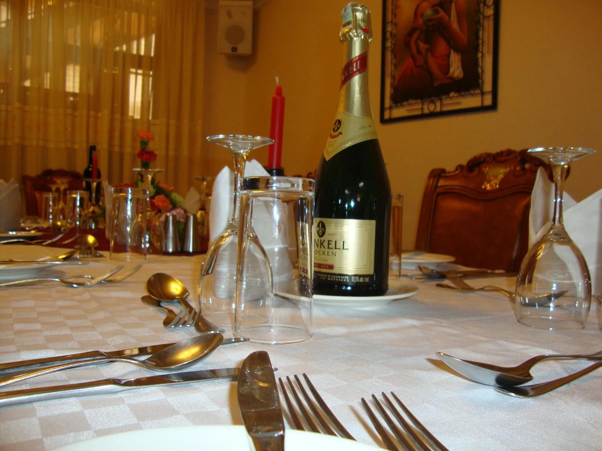 Restaurant/places to eat in Hennessis Hotel