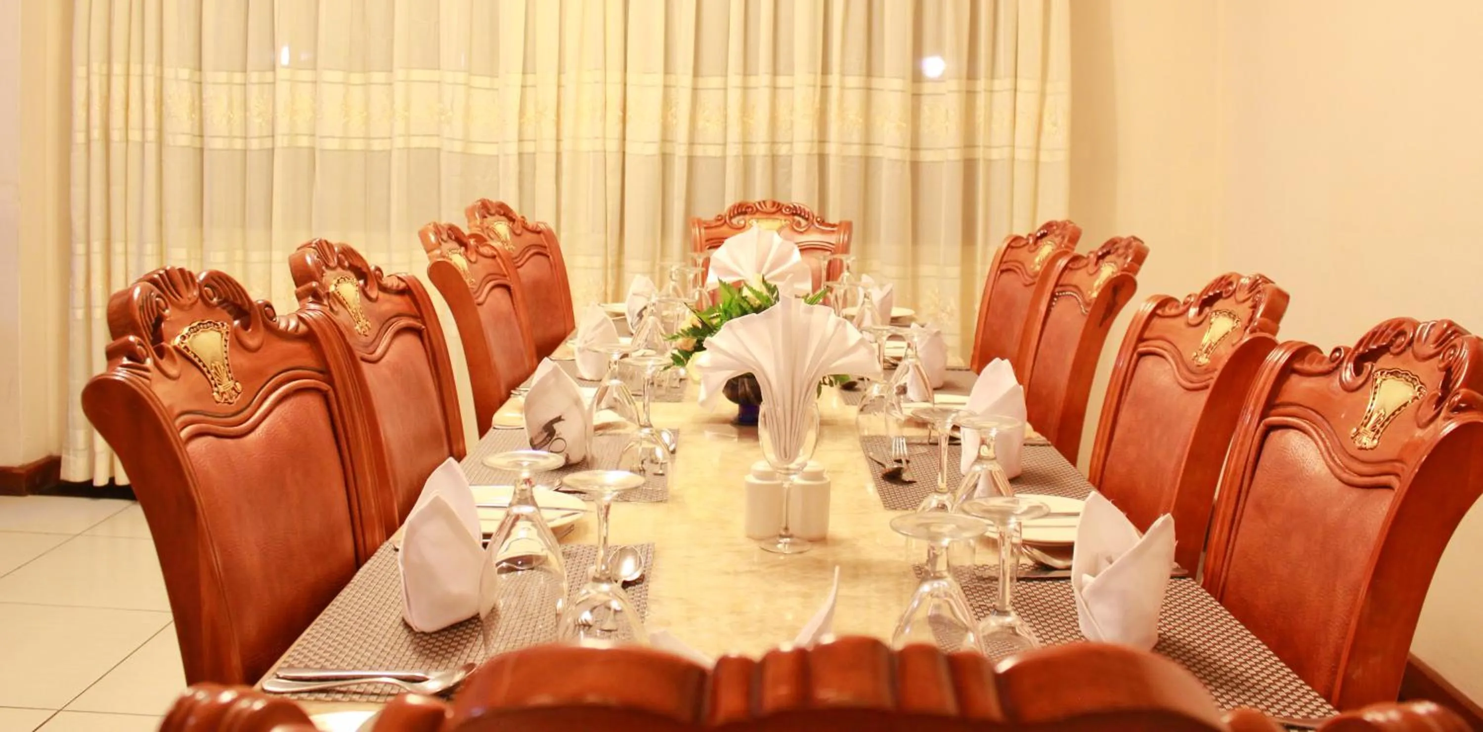 Restaurant/places to eat in Hennessis Hotel