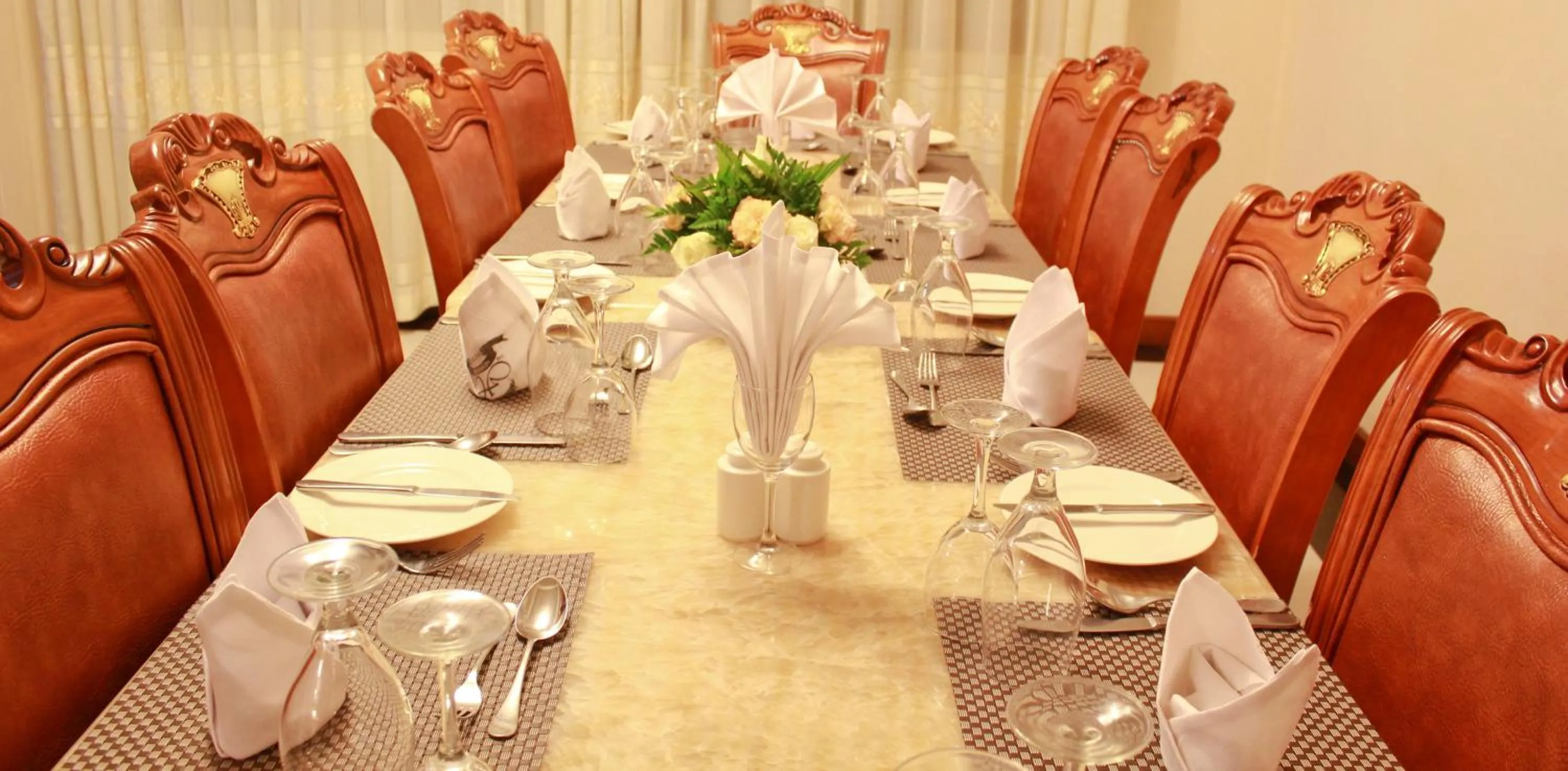 Restaurant/places to eat in Hennessis Hotel