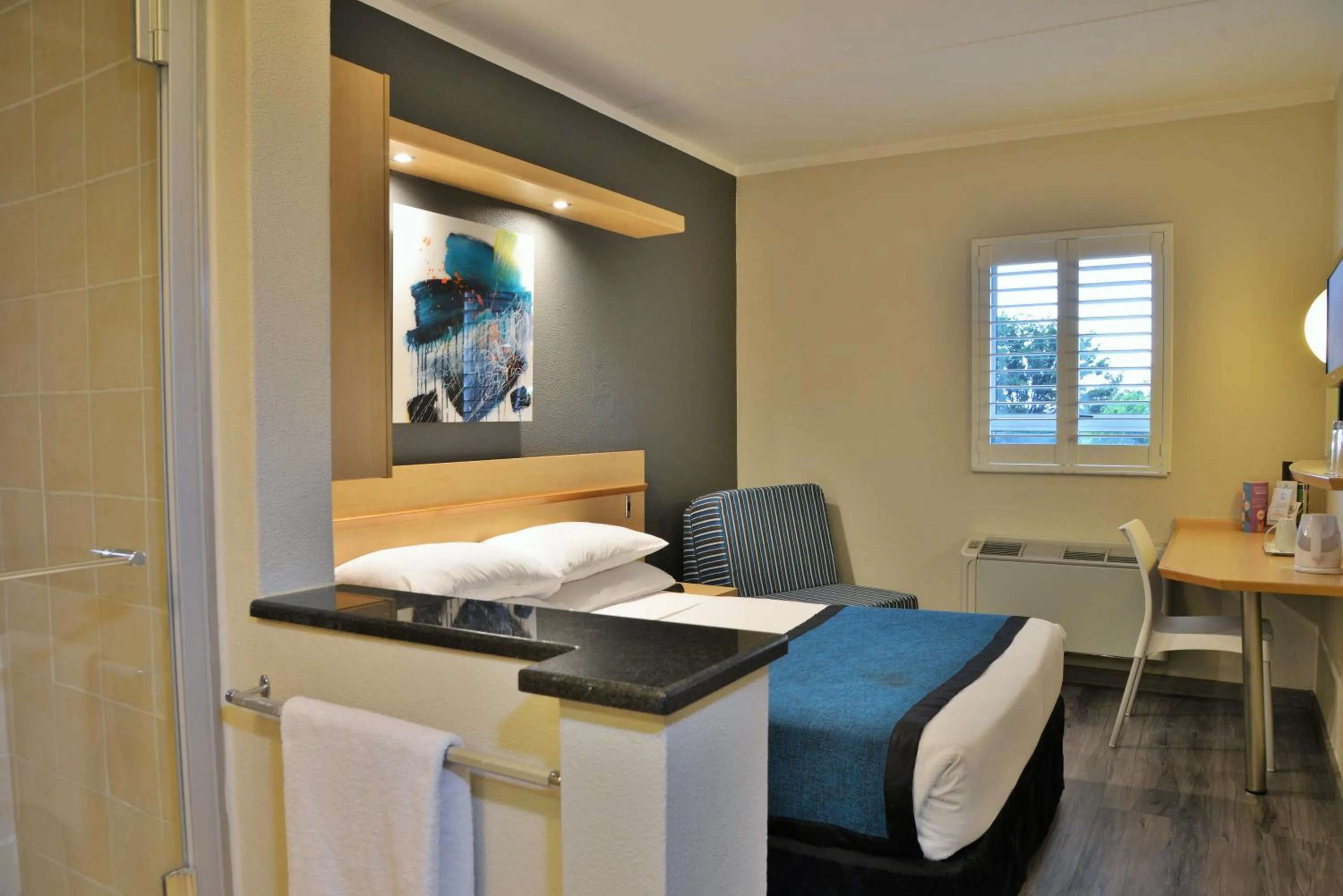 Shower, Bed in Road Lodge Randburg