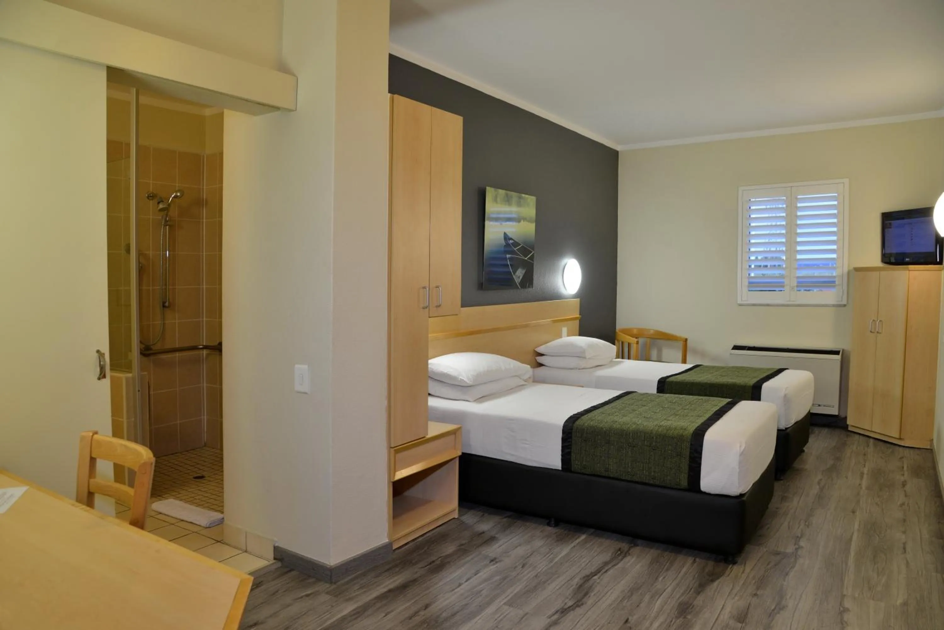 Shower, Bed in Road Lodge Southgate