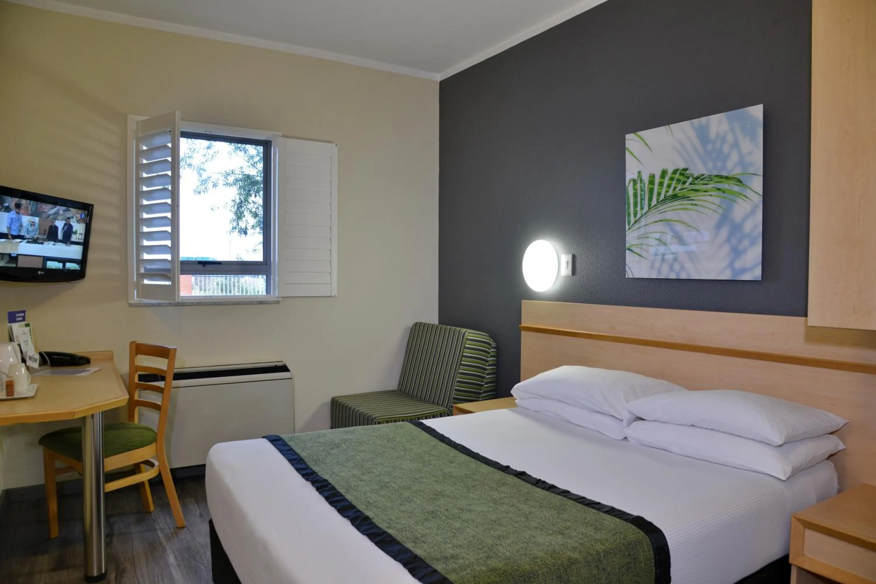 Shower, Bed in Road Lodge Southgate