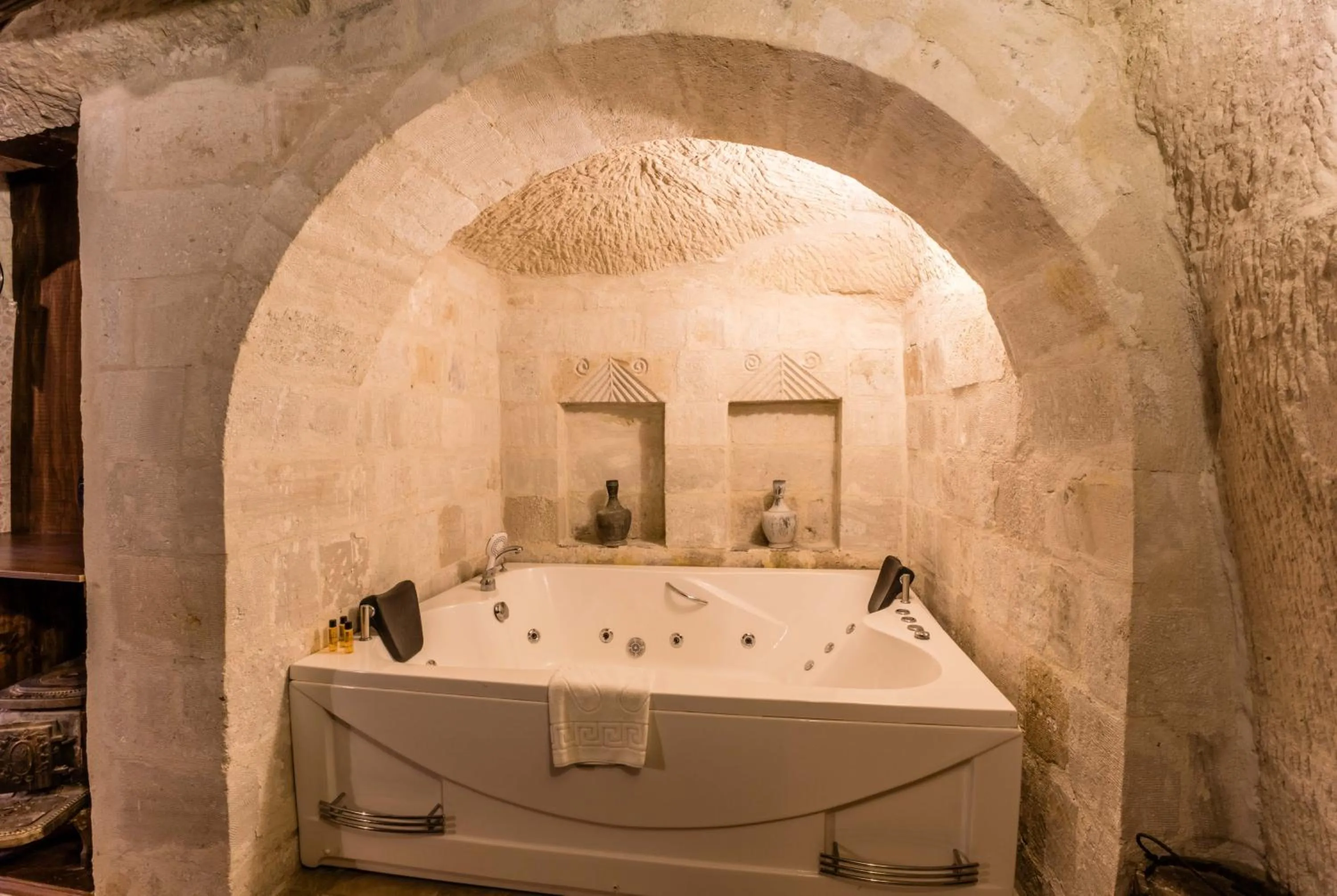 Hot Tub in Phocas Cave Suites