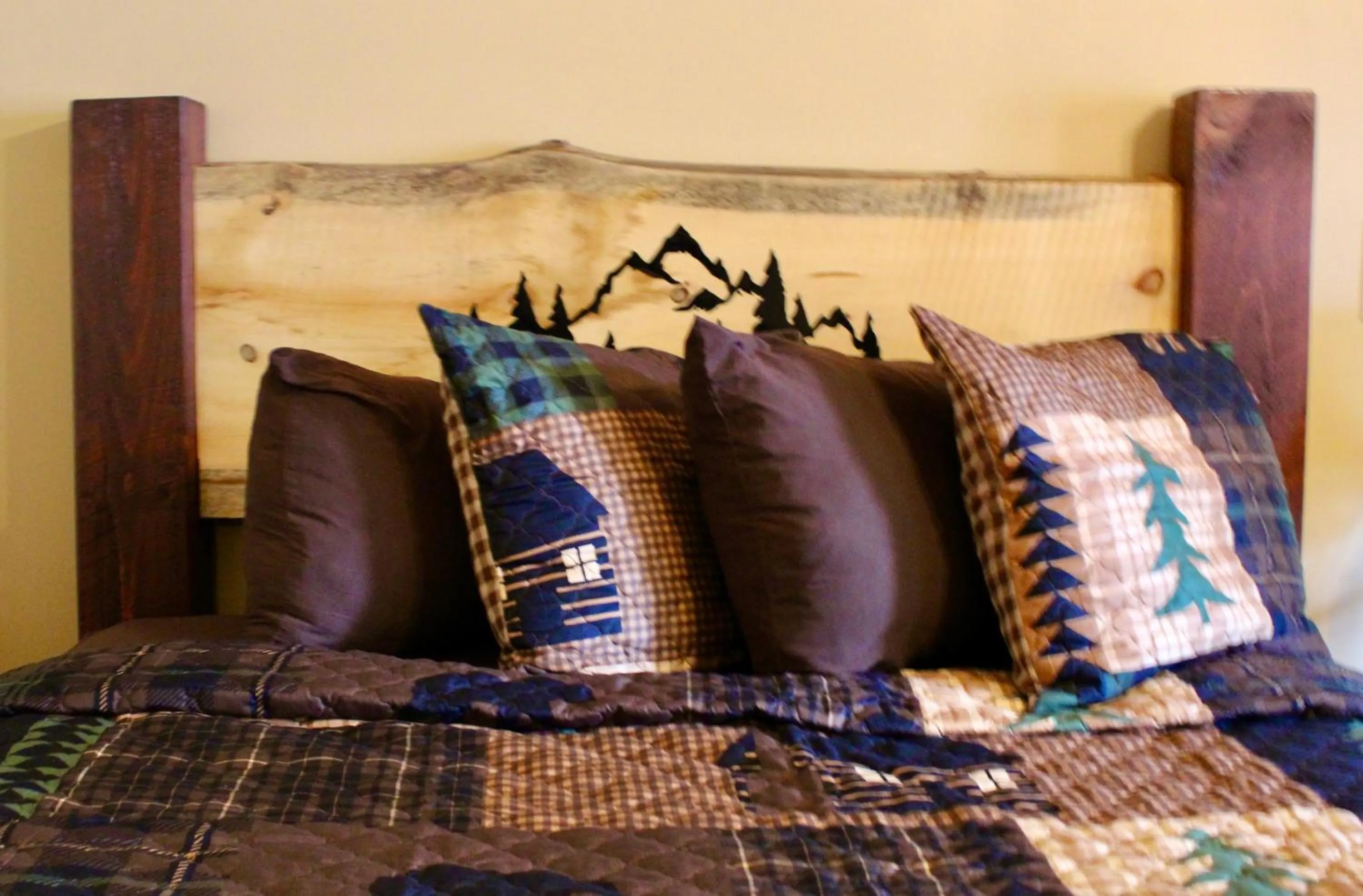 Bed in Lake Haven Motel