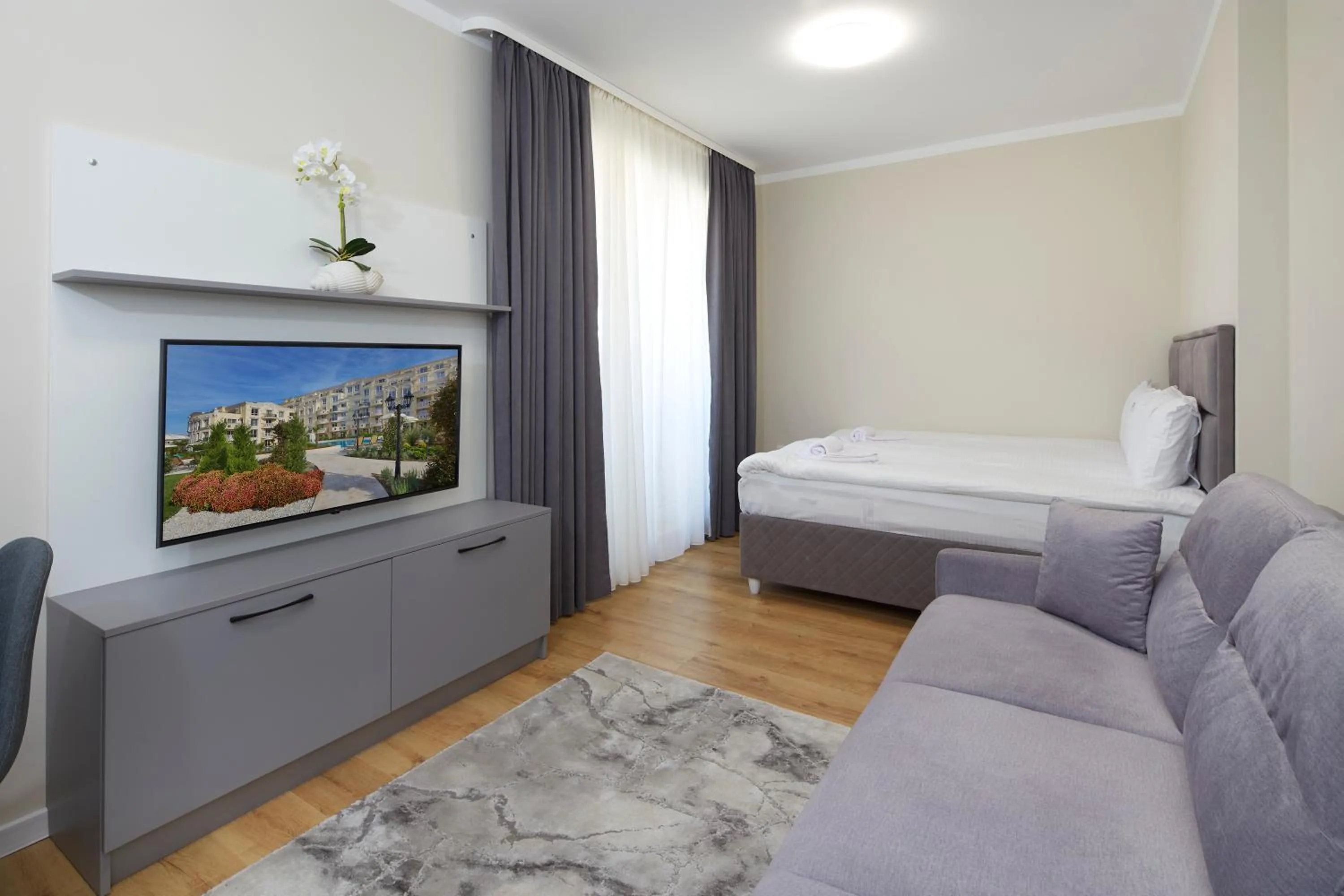 Communal lounge/ TV room, Bed in Bellicity Apart Complex