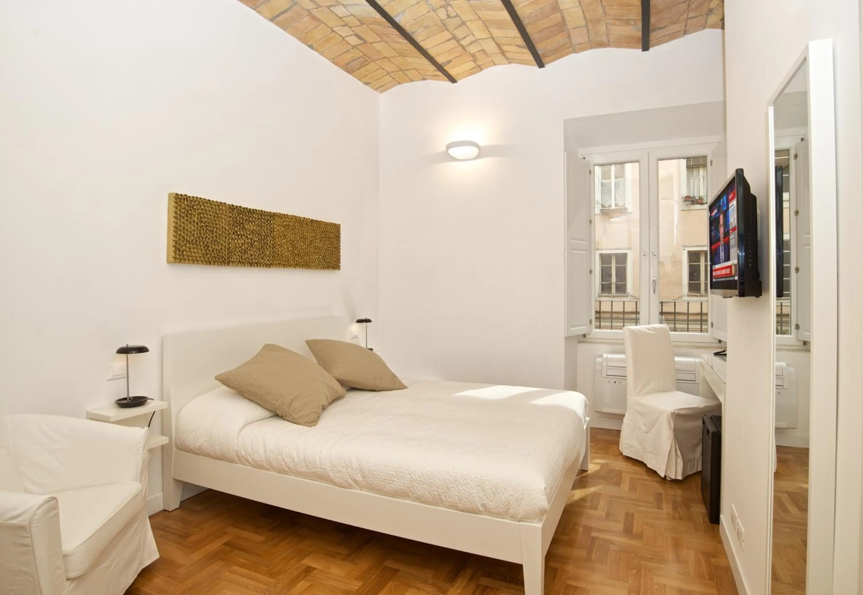 Photo of the whole room, Bed in Vatican Charme