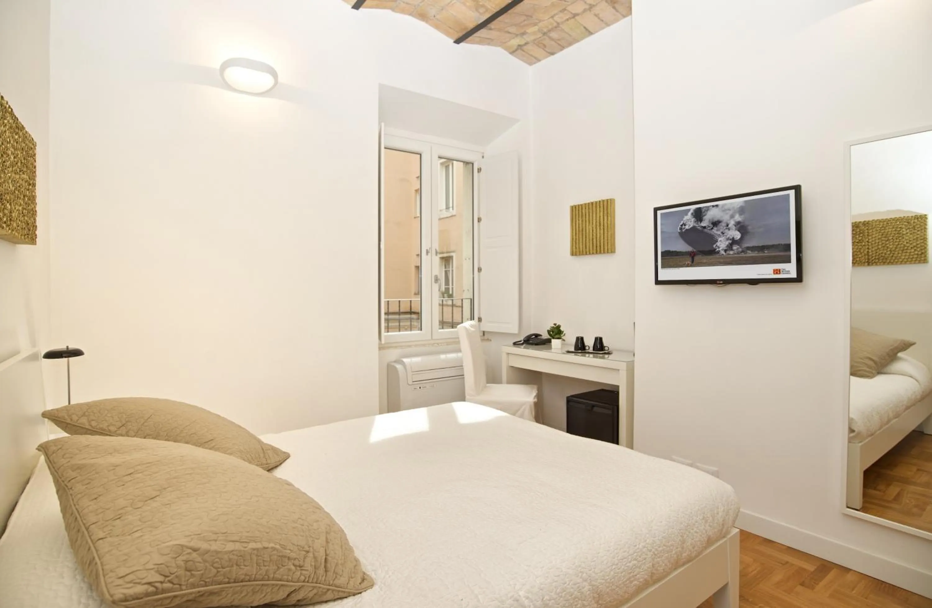 Photo of the whole room, Bed in Vatican Charme