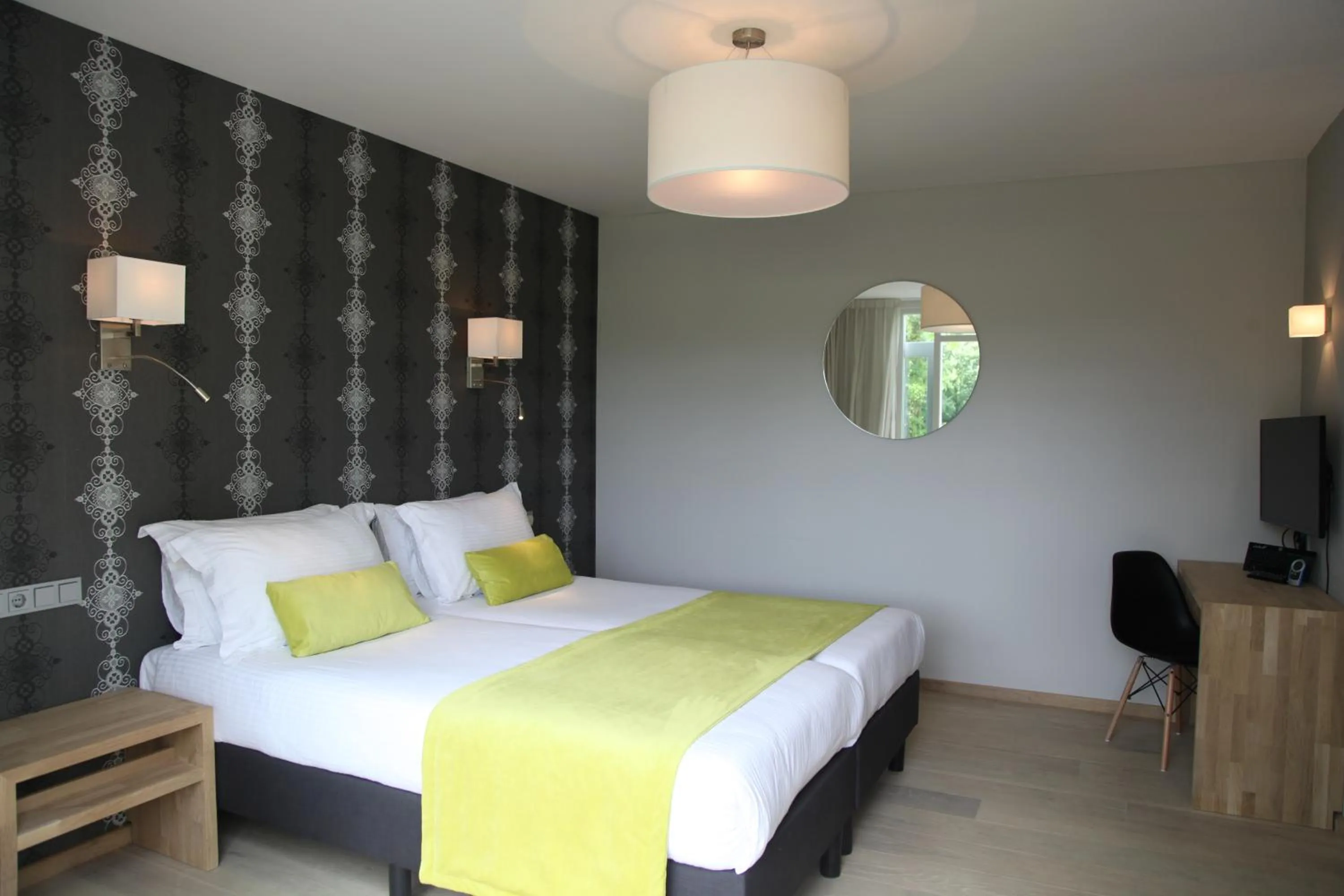 Balcony/Terrace, Bed in Alp de Veenen Hotel