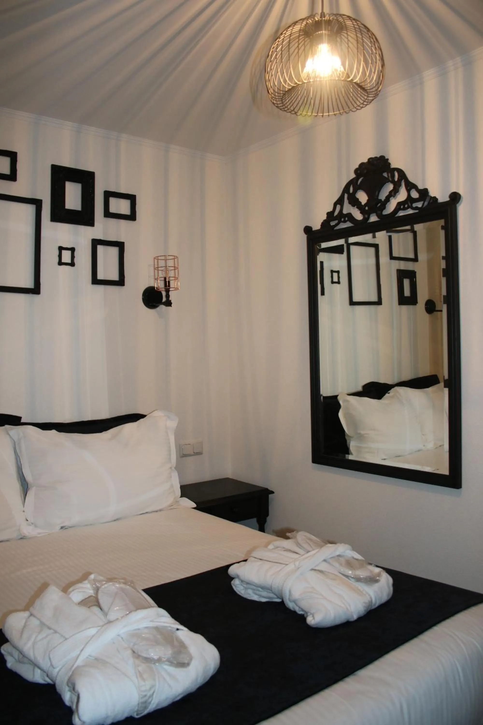 Photo of the whole room, Bed in Alp de Veenen Hotel