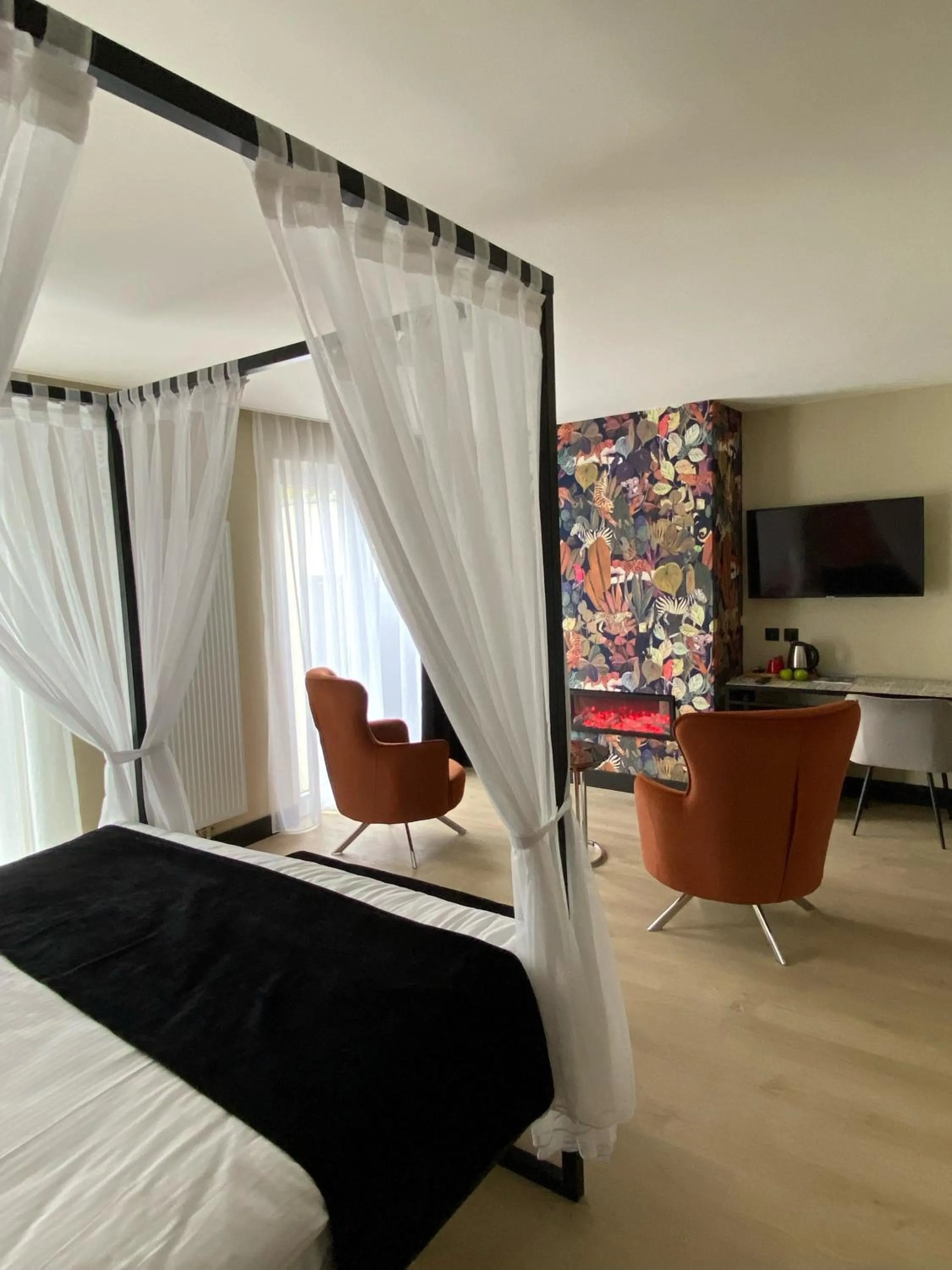 Seating area, Bed in Alp de Veenen Hotel