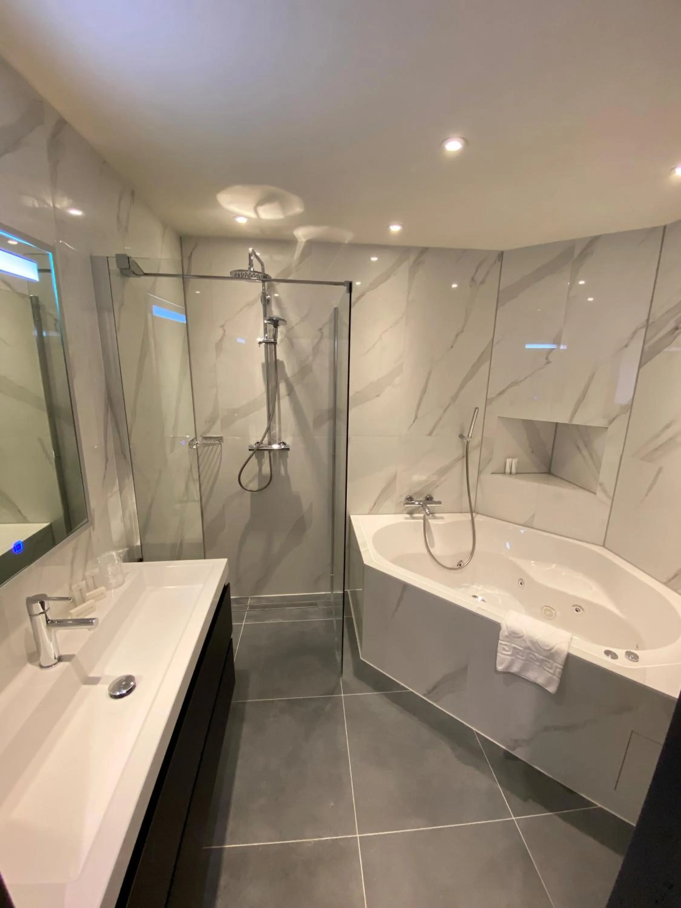 Shower in Alp de Veenen Hotel