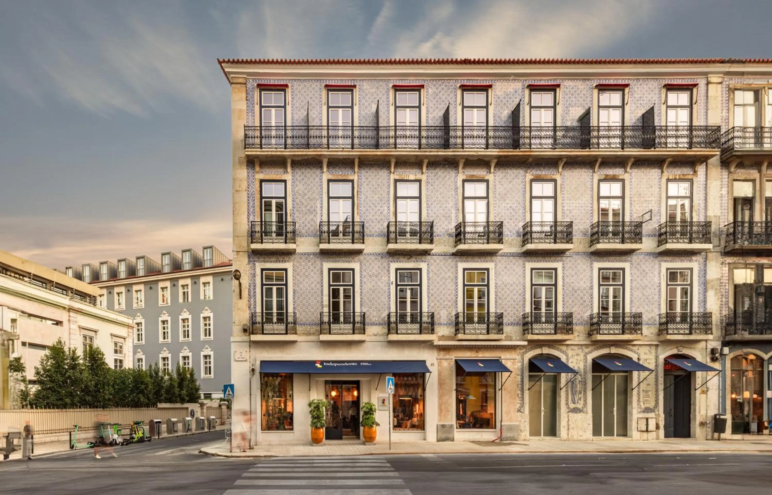 Property building in Independente Bica