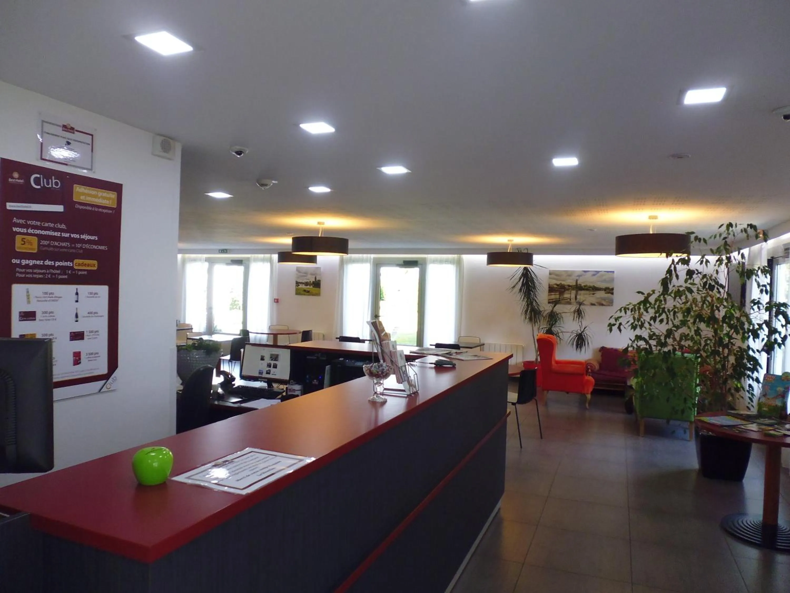 Communal lounge/ TV room in Brit Hotel Mayenne