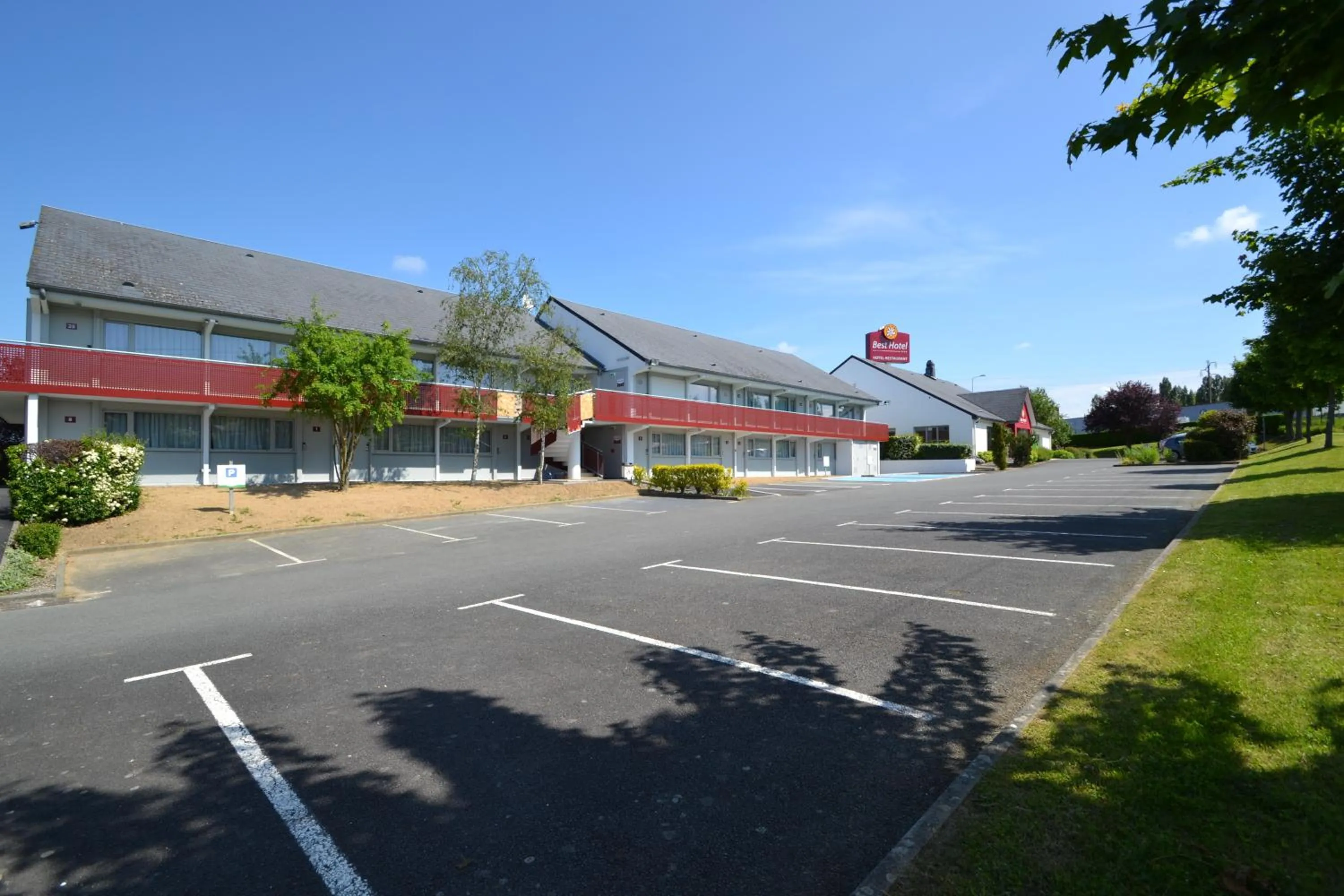 Facade/entrance in Brit Hotel Mayenne