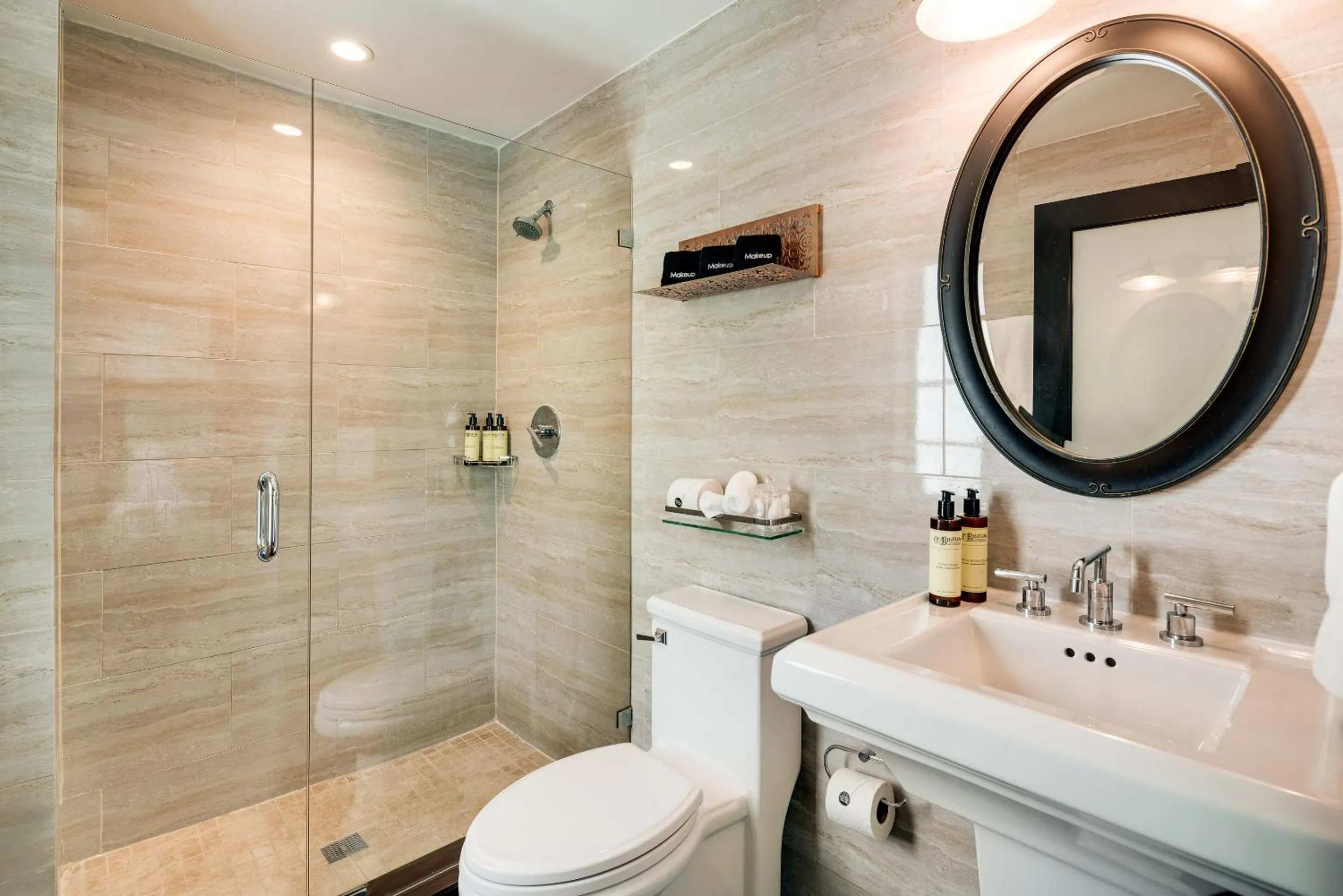 Shower in Hotel Croydon