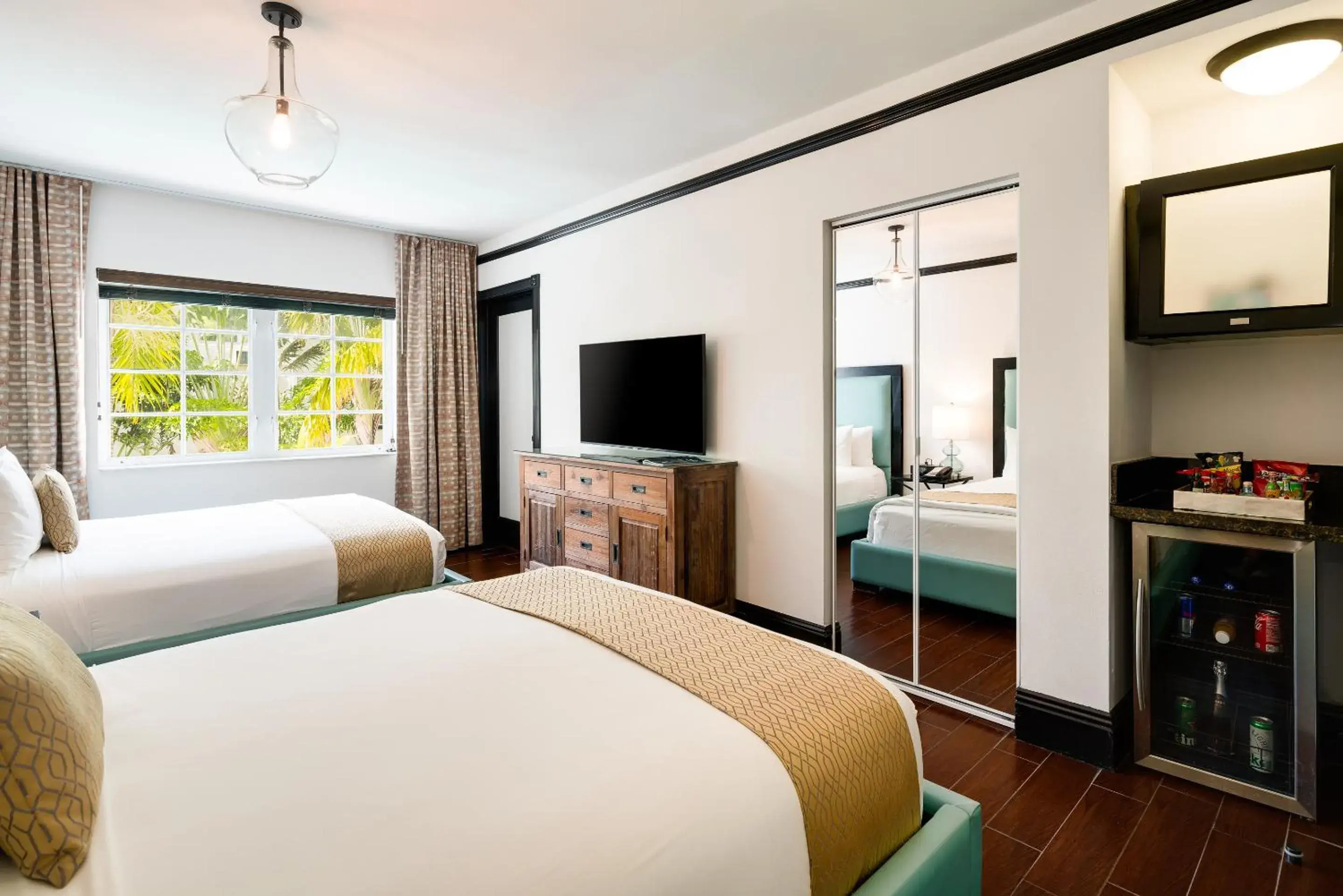 Classic Double Queen Pool View Room in Hotel Croydon Classic Double Queen Pool View Room in Hotel Croydon