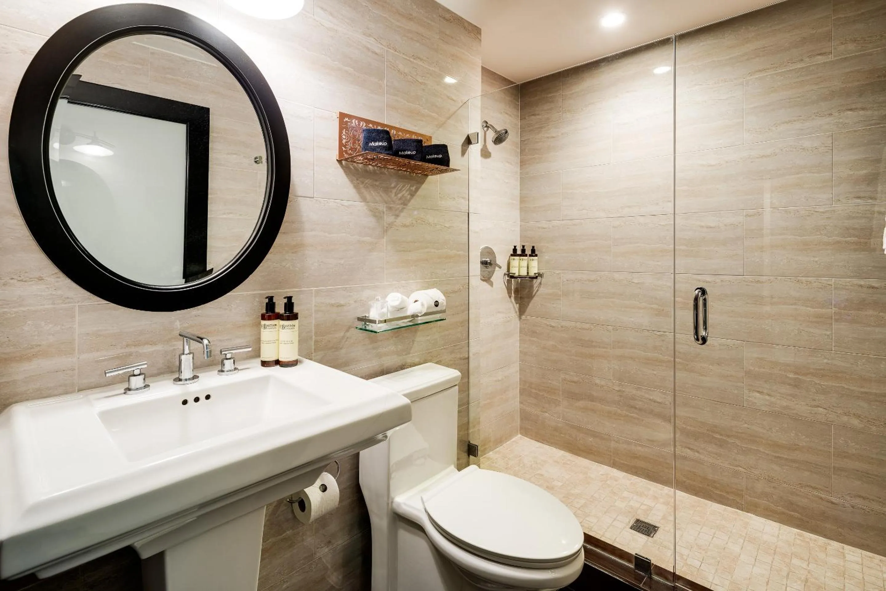 Shower in Hotel Croydon