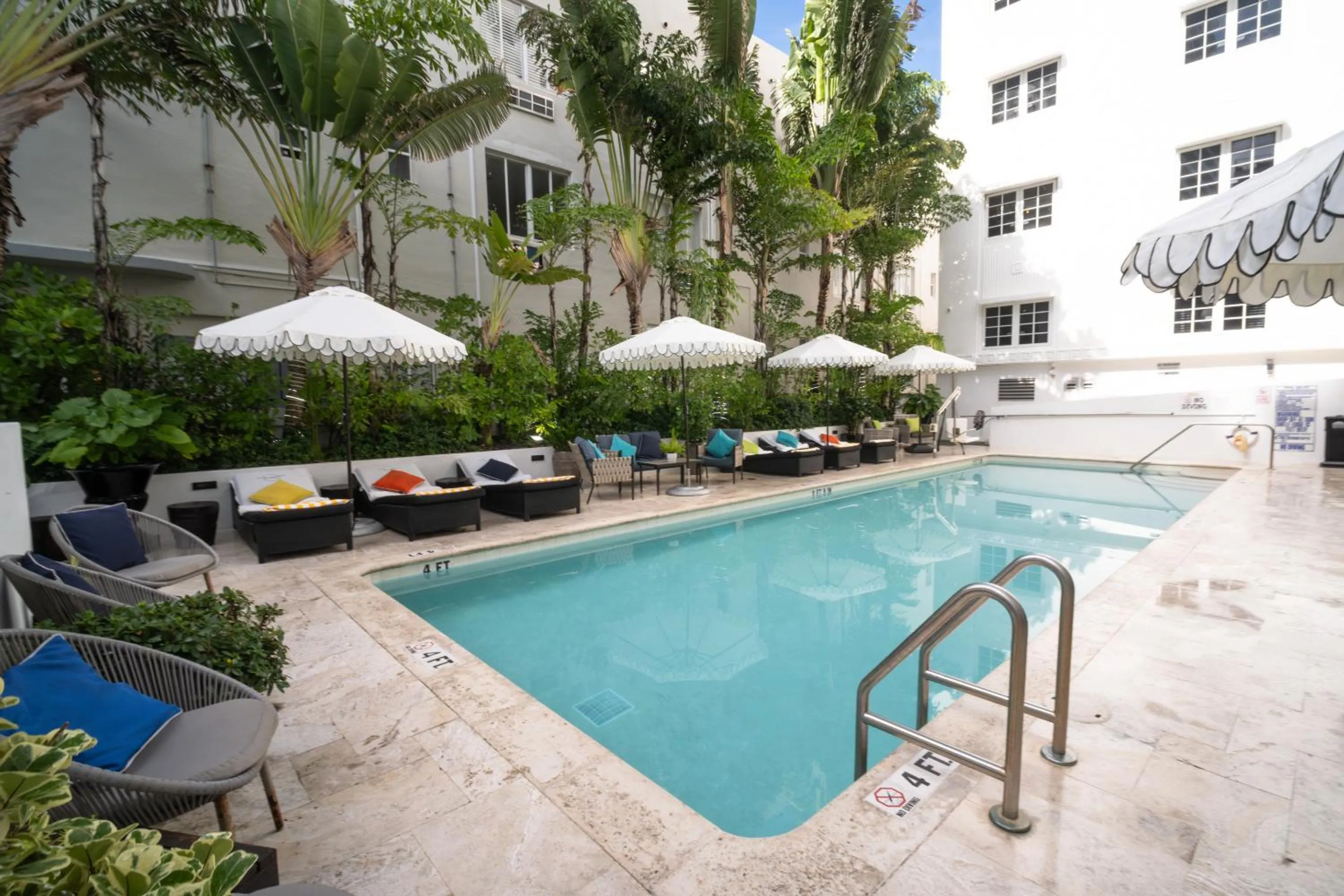 Swimming pool in Hotel Croydon