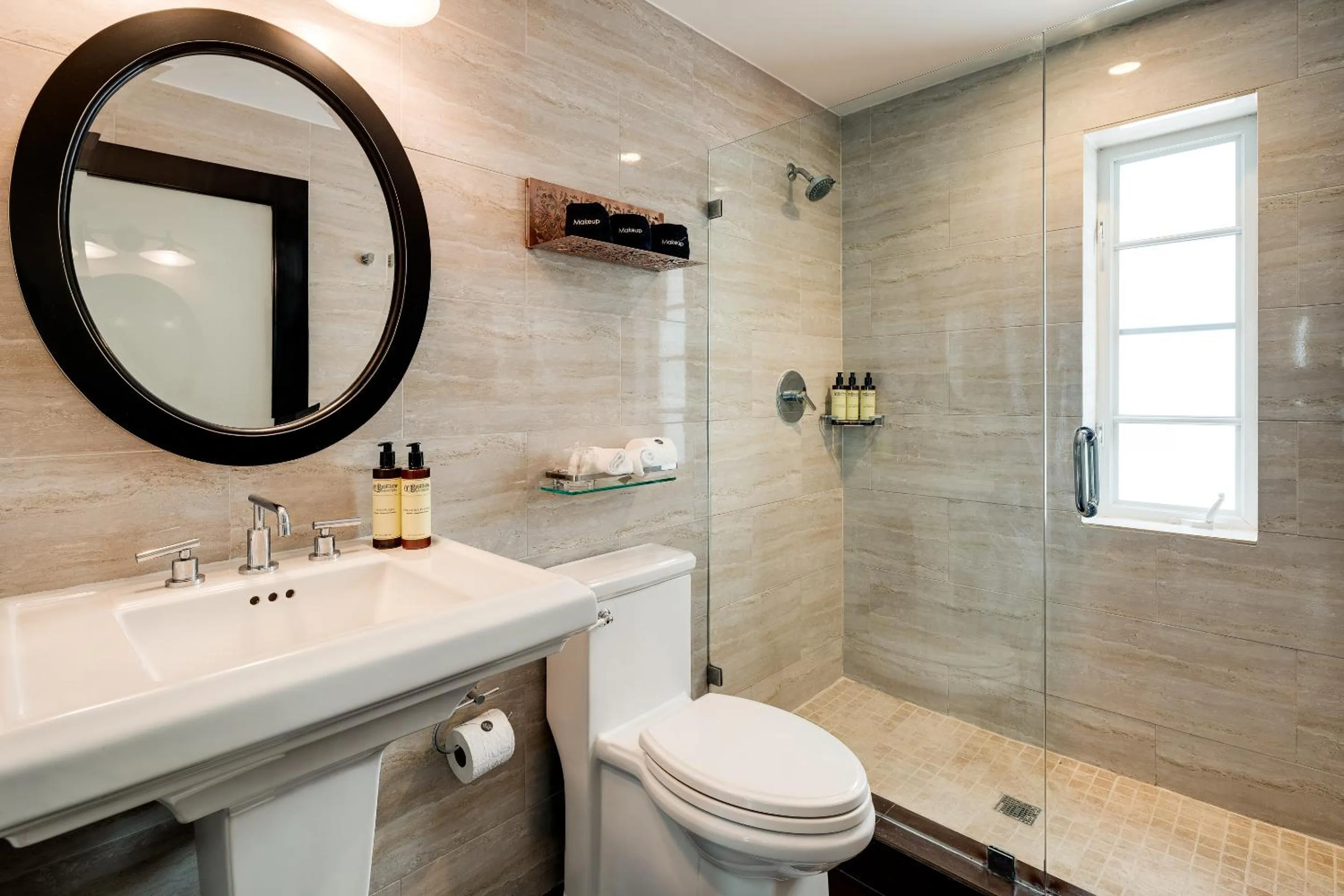 Shower in Hotel Croydon