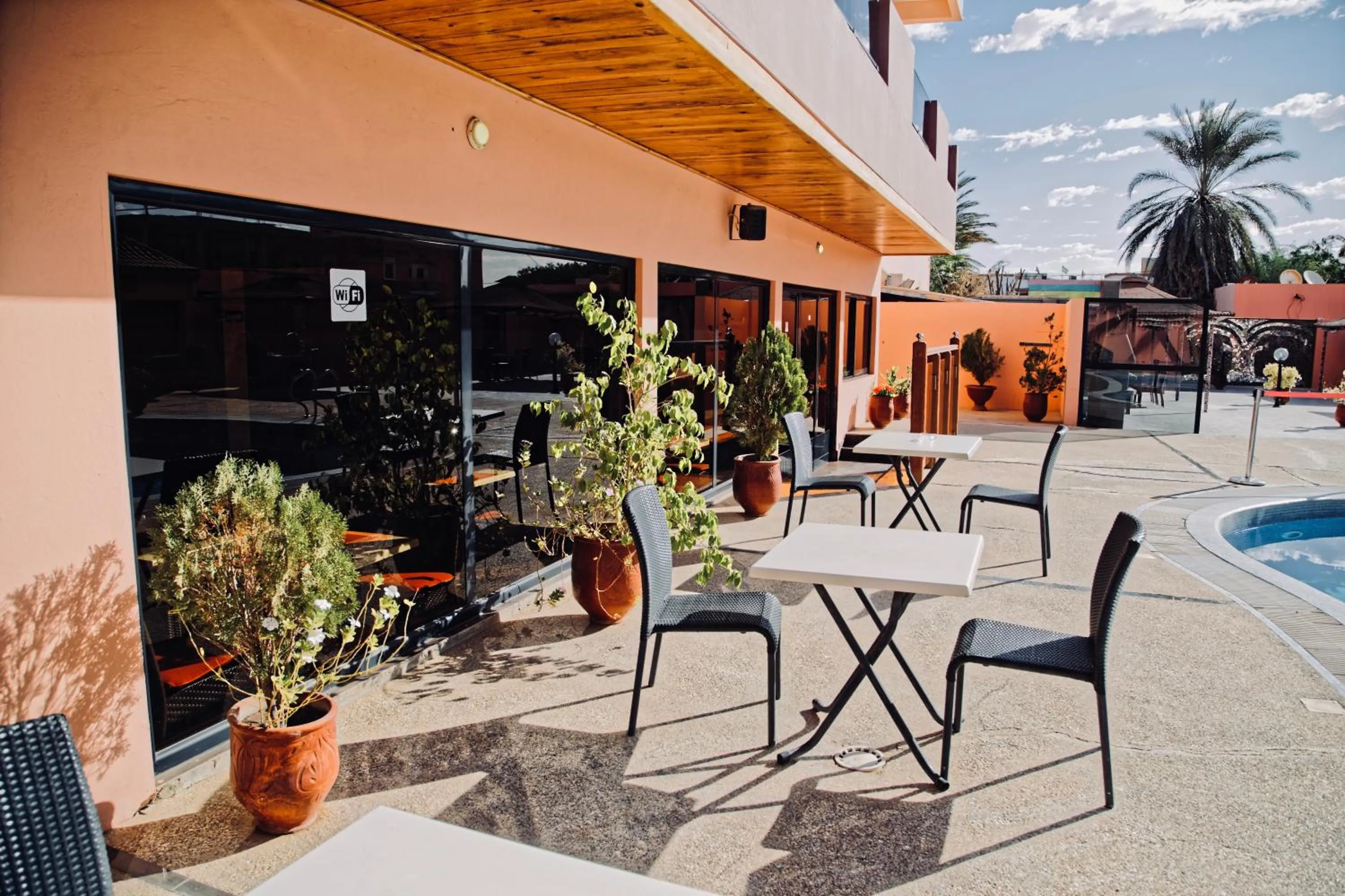 Restaurant/places to eat in Hôtel IMAN