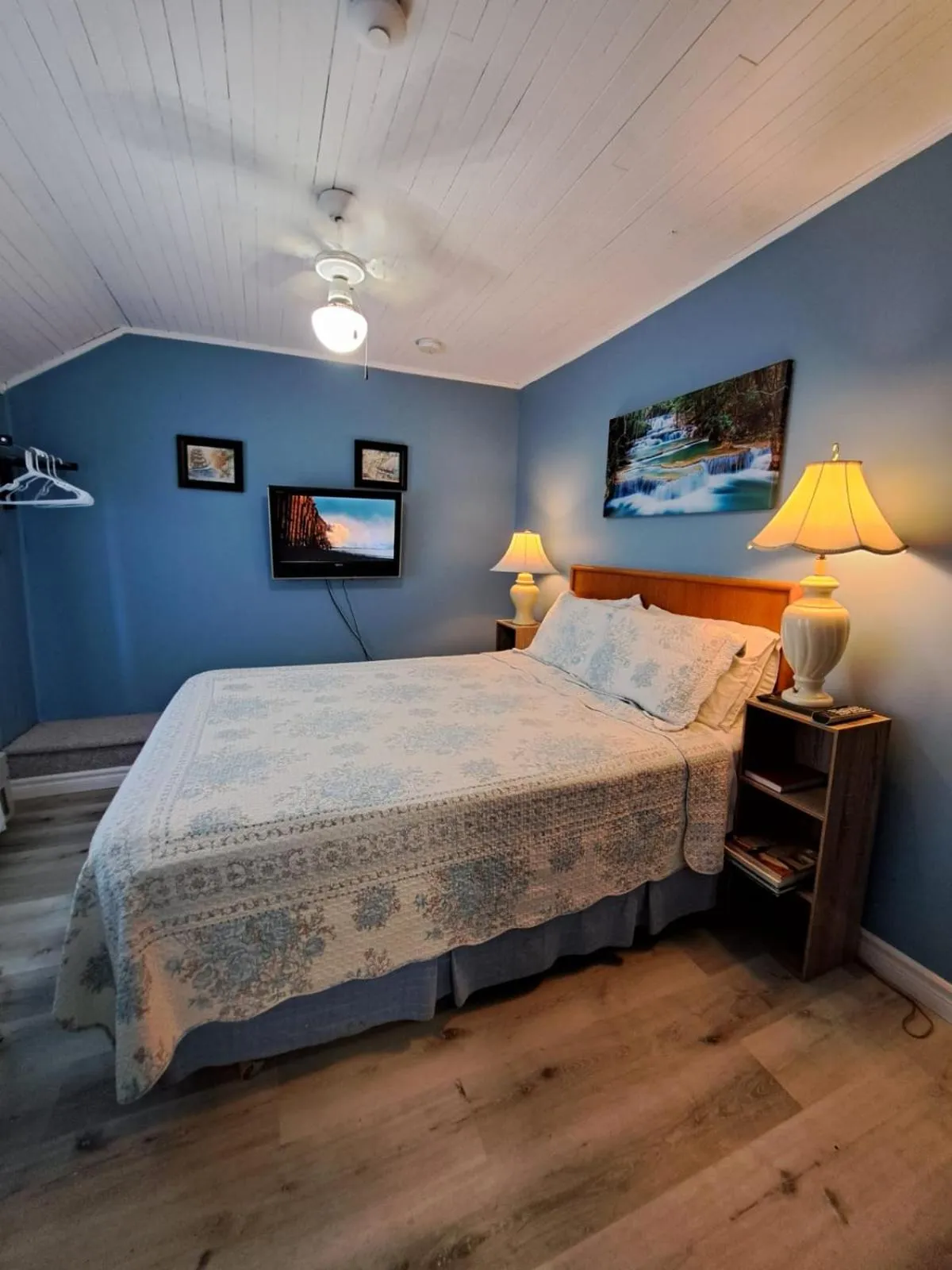 Bed in Windspire Inn