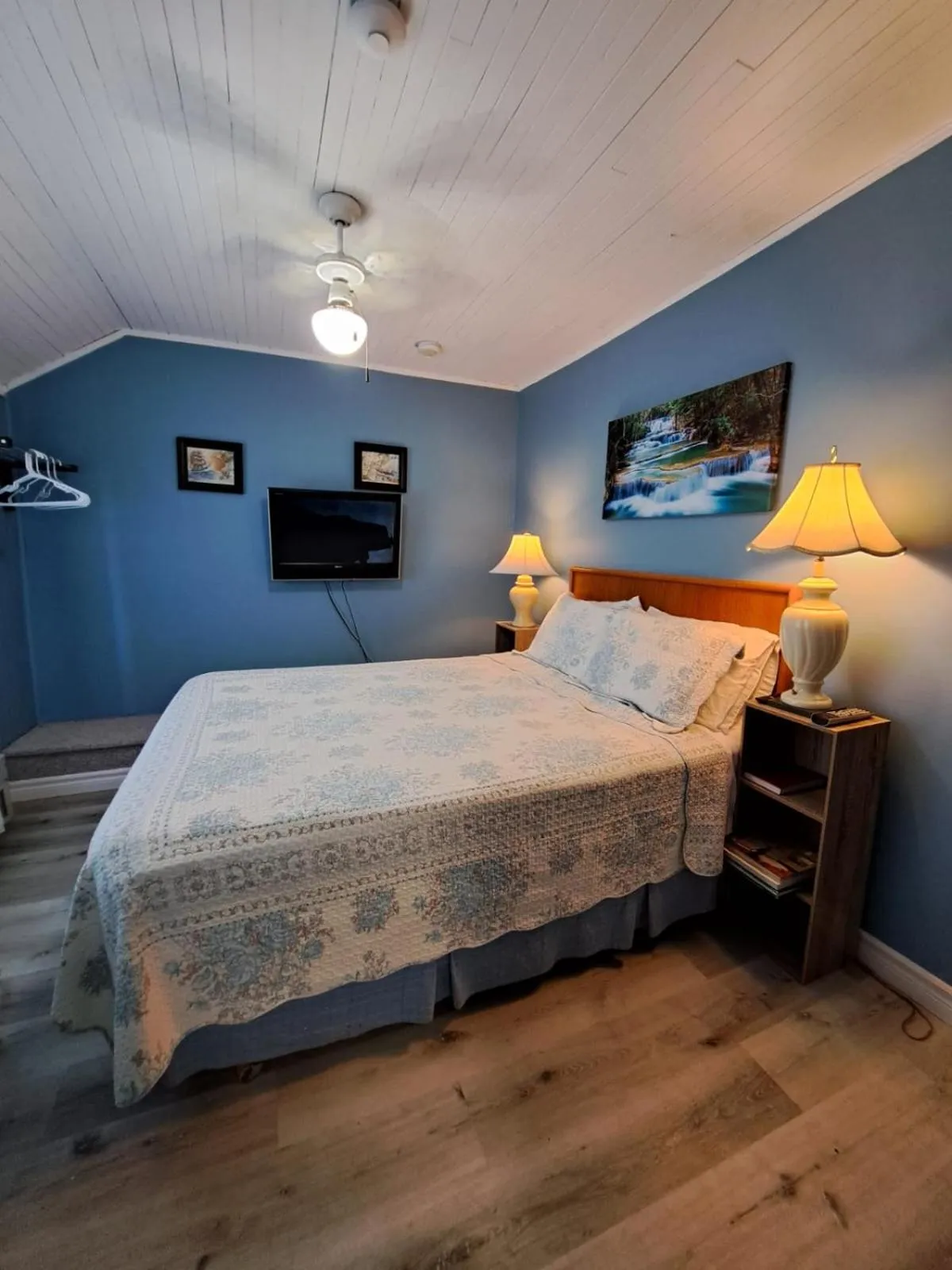 Bed in Windspire Inn