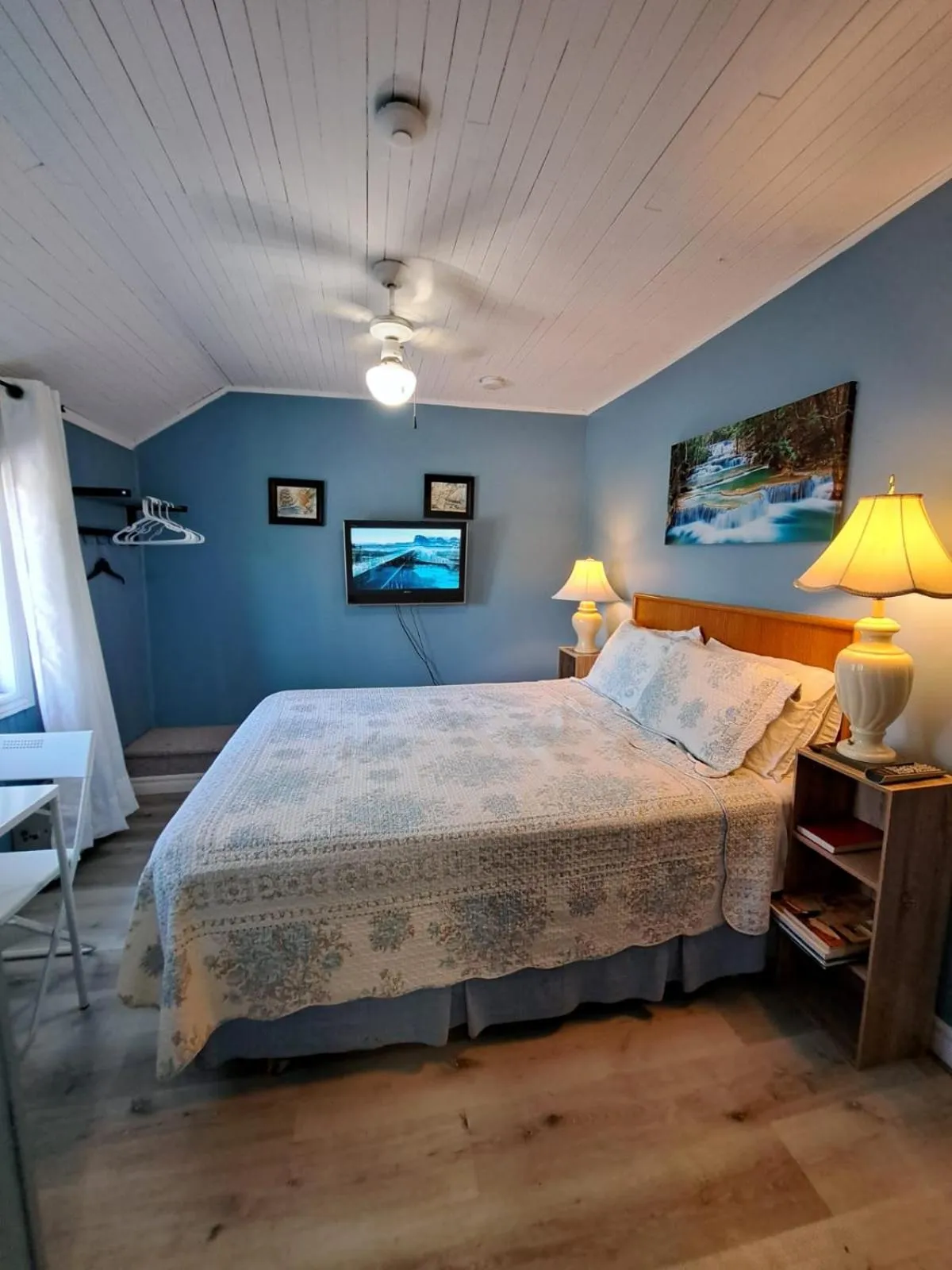 Bed in Windspire Inn