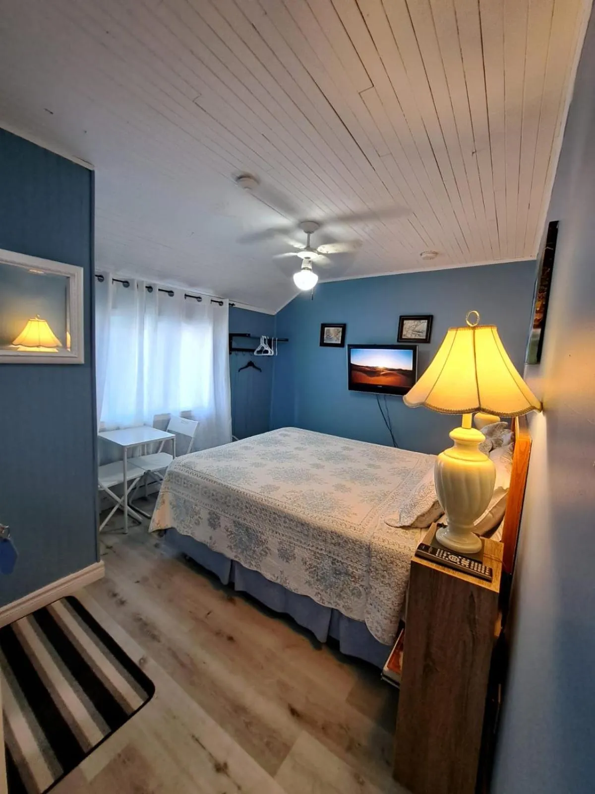 Bed in Windspire Inn